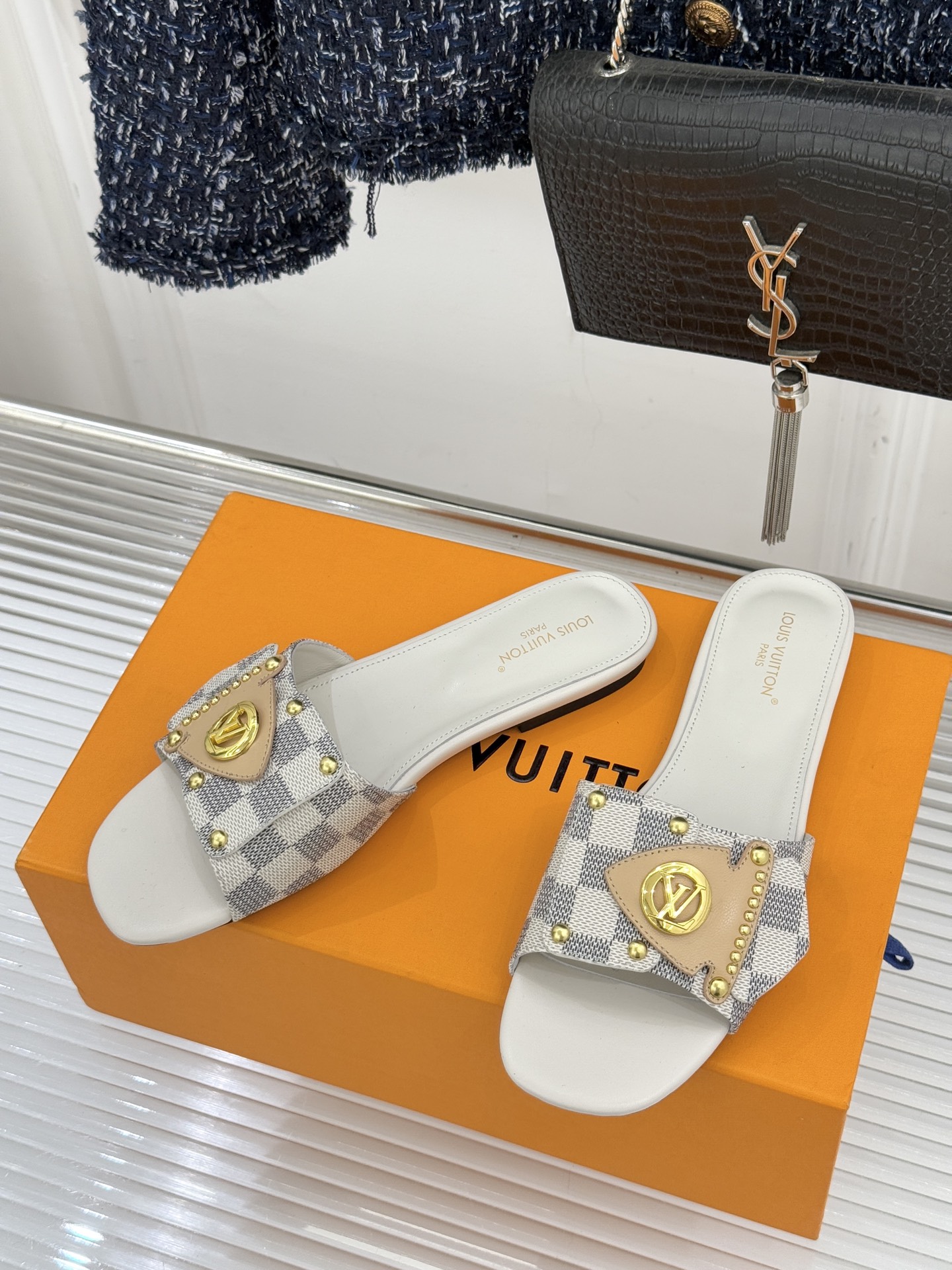 L*V驴家经典老花金属扣平底拖鞋以标志性老花皮革勾勒优雅轮廓意大利匠心工艺凝萃百年奢韵。亮眼金色金属扣镌