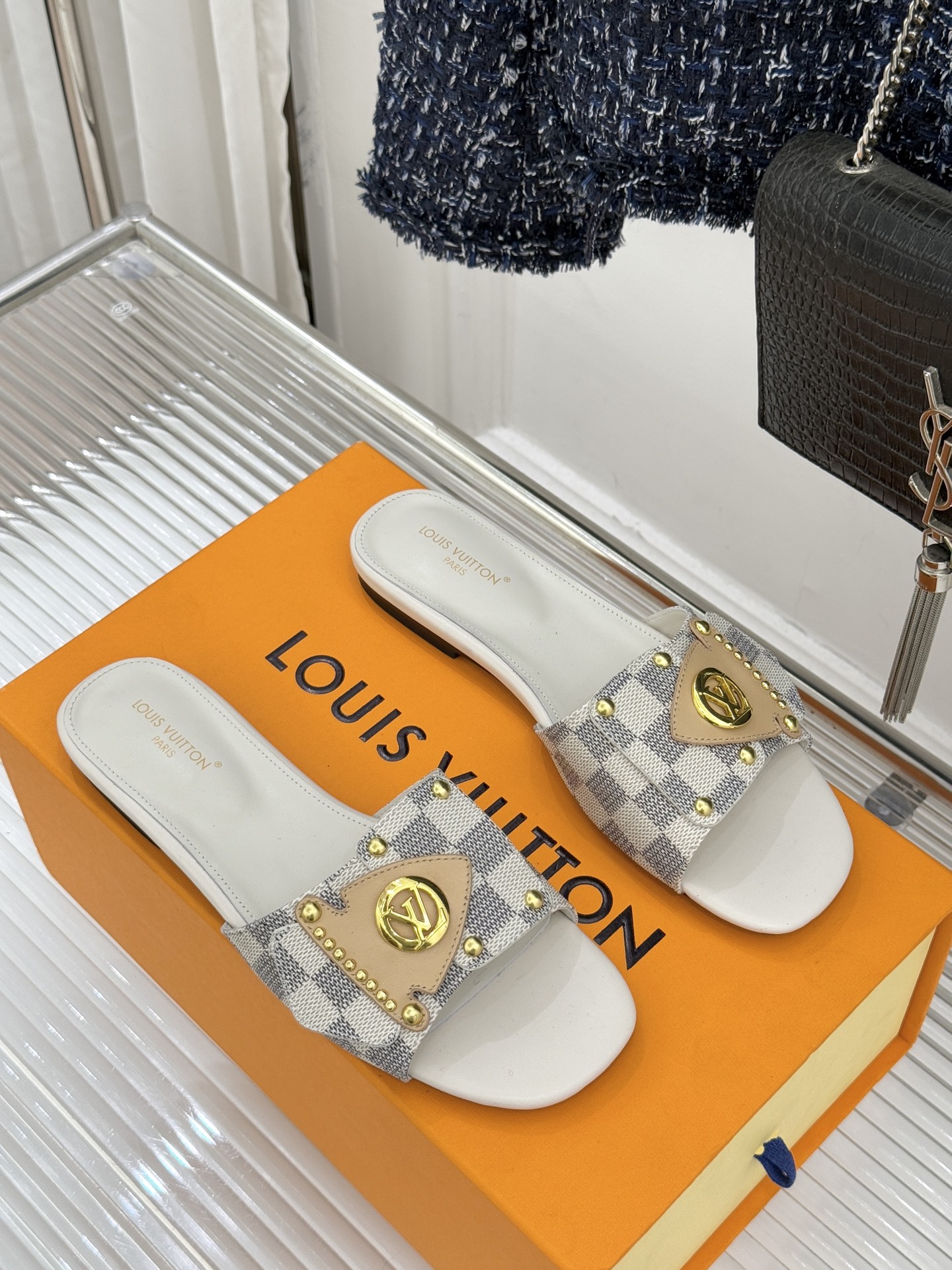 L*V驴家经典老花金属扣平底拖鞋以标志性老花皮革勾勒优雅轮廓意大利匠心工艺凝萃百年奢韵。亮眼金色金属扣镌