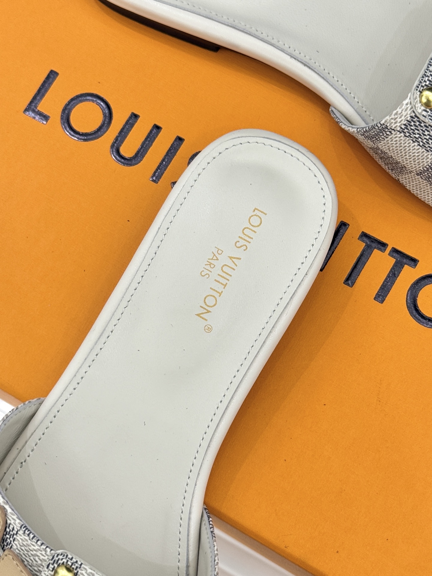 L*V驴家经典老花金属扣平底拖鞋以标志性老花皮革勾勒优雅轮廓意大利匠心工艺凝萃百年奢韵。亮眼金色金属扣镌