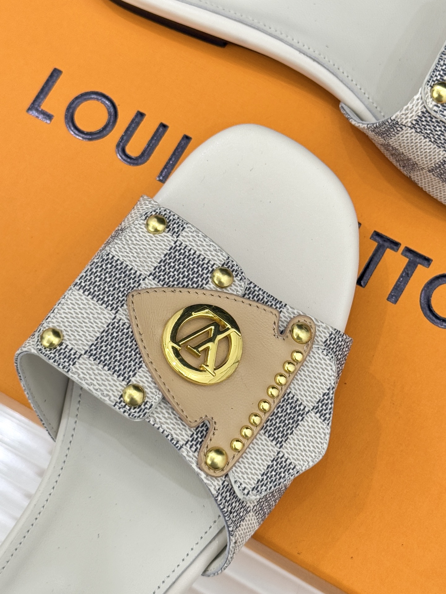 L*V驴家经典老花金属扣平底拖鞋以标志性老花皮革勾勒优雅轮廓意大利匠心工艺凝萃百年奢韵。亮眼金色金属扣镌