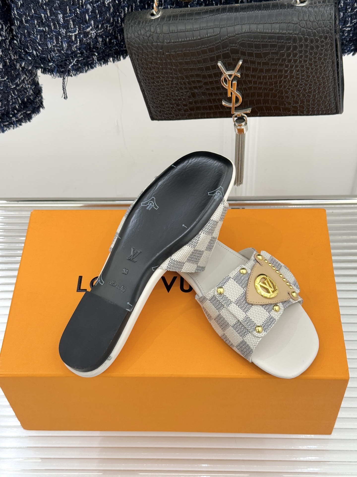 L*V驴家经典老花金属扣平底拖鞋以标志性老花皮革勾勒优雅轮廓意大利匠心工艺凝萃百年奢韵。亮眼金色金属扣镌