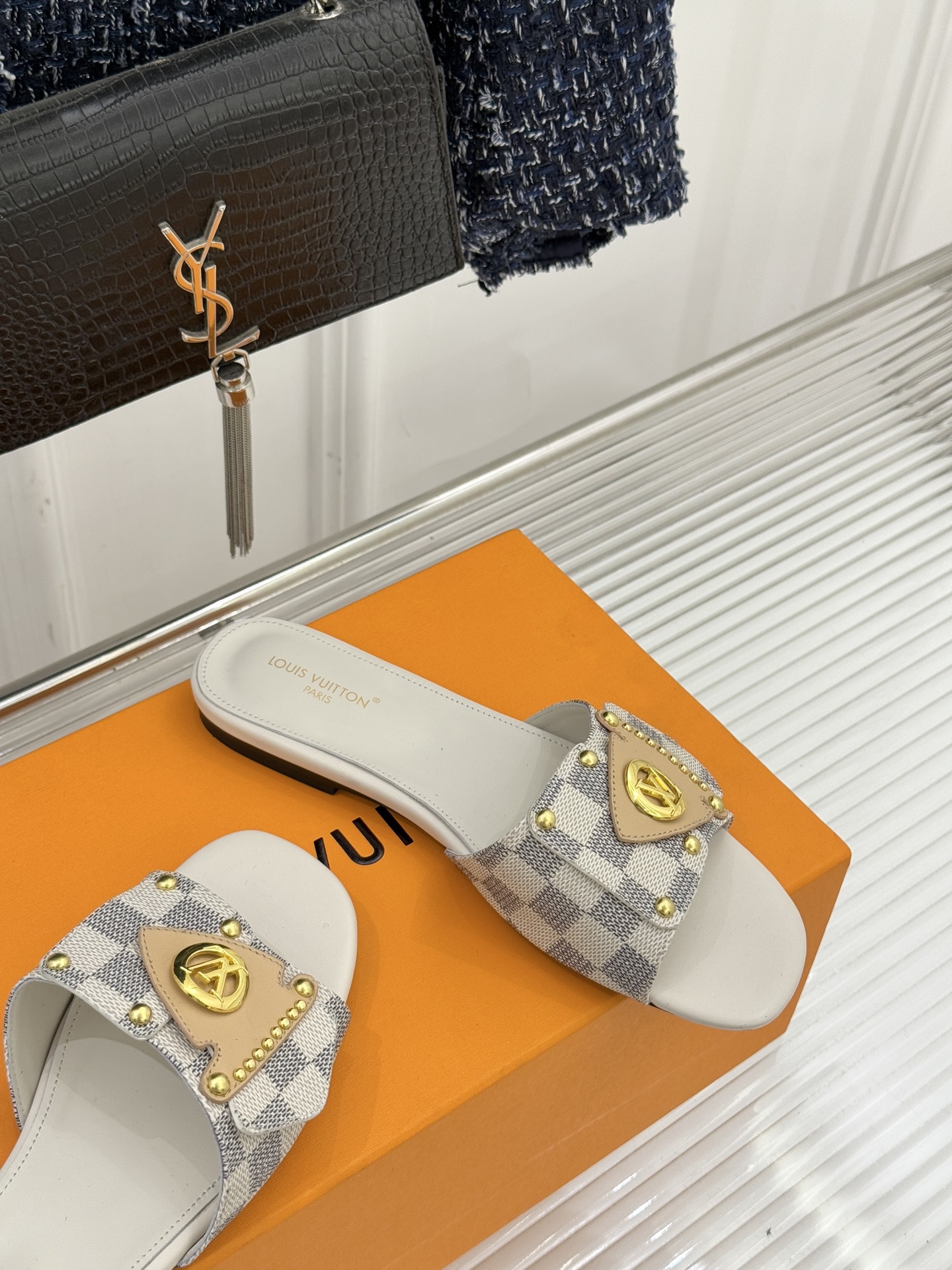 L*V驴家经典老花金属扣平底拖鞋以标志性老花皮革勾勒优雅轮廓意大利匠心工艺凝萃百年奢韵。亮眼金色金属扣镌