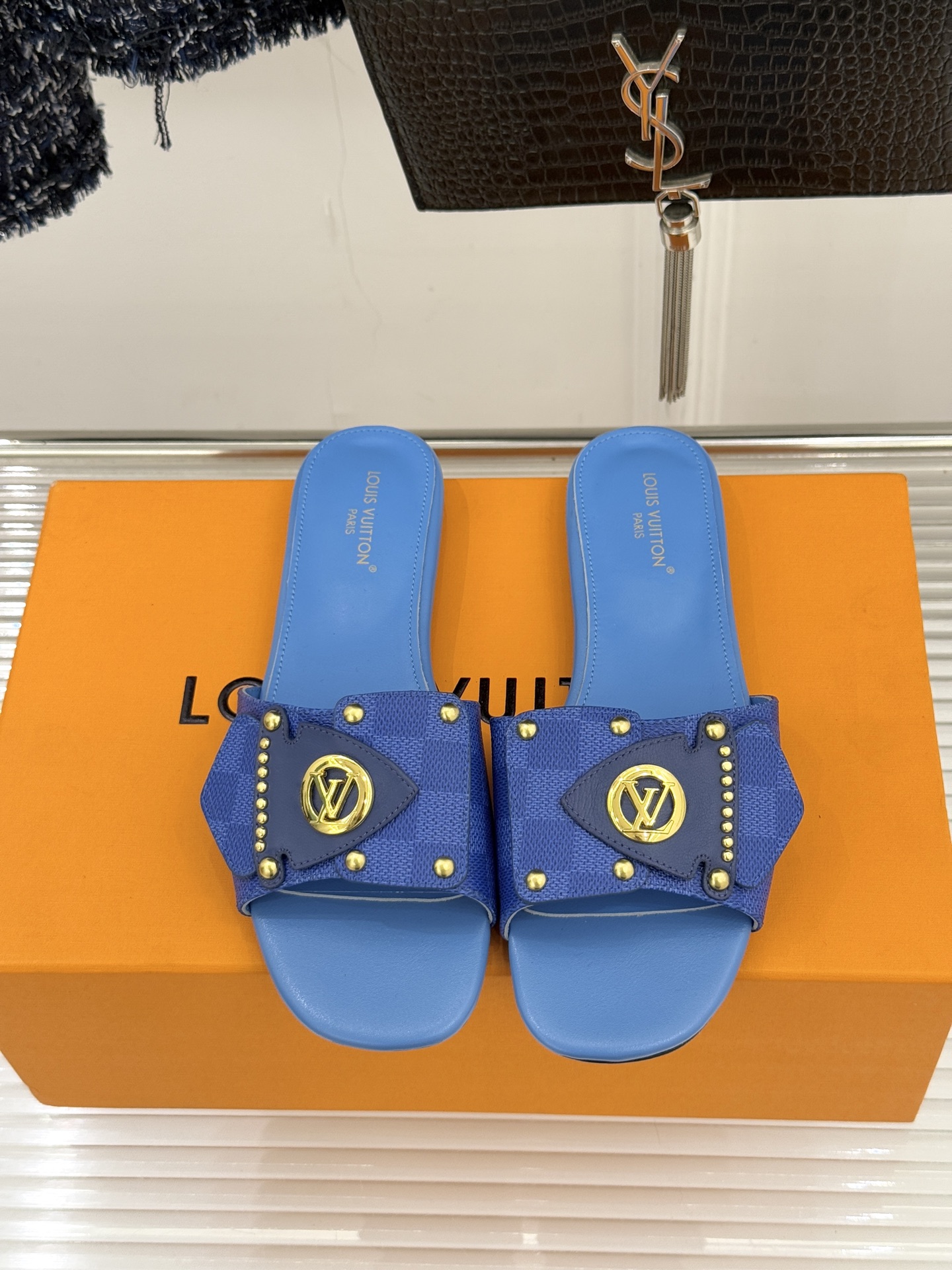 L*V驴家经典老花金属扣平底拖鞋以标志性老花皮革勾勒优雅轮廓意大利匠心工艺凝萃百年奢韵。亮眼金色金属扣镌