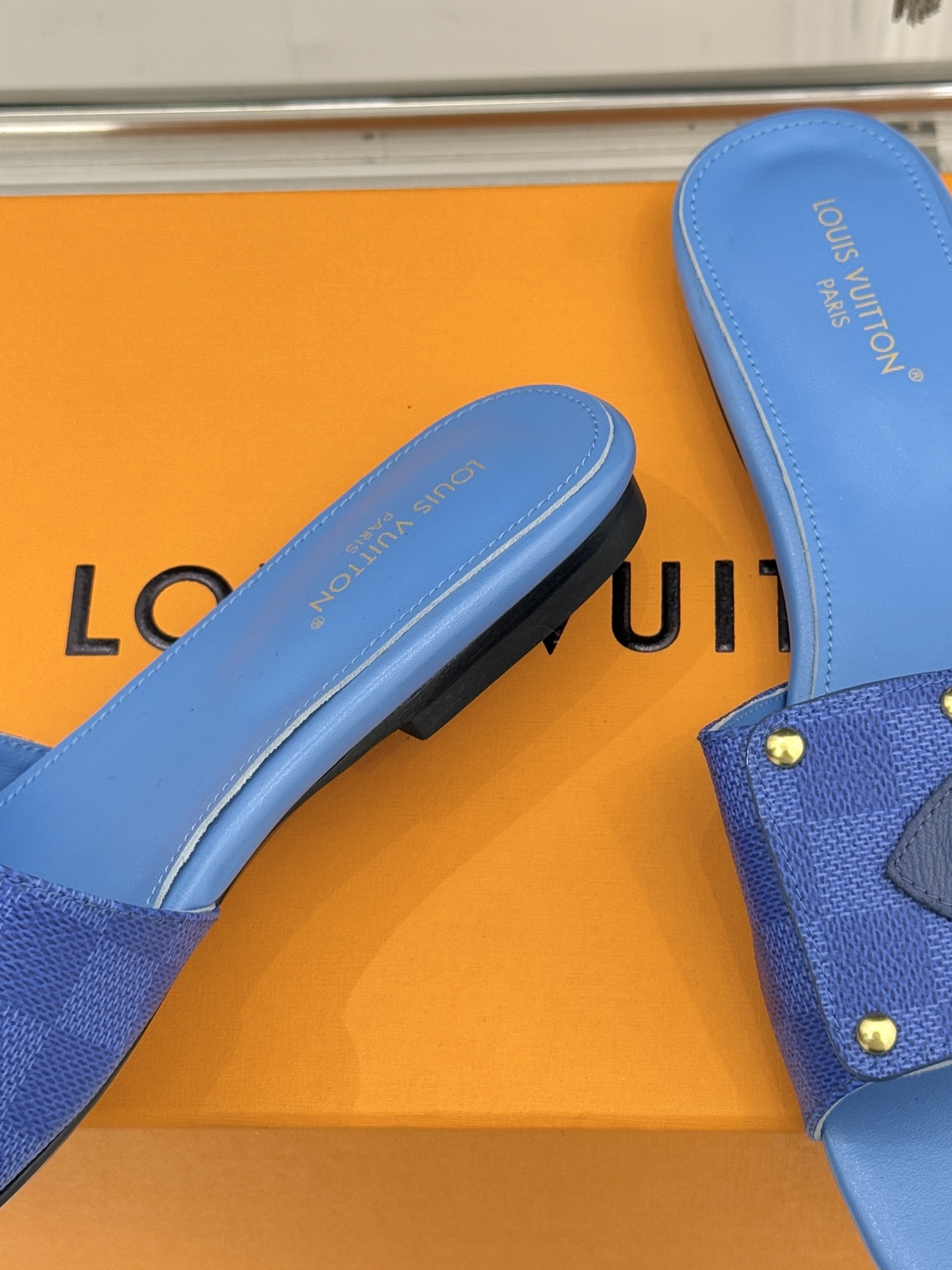 L*V驴家经典老花金属扣平底拖鞋以标志性老花皮革勾勒优雅轮廓意大利匠心工艺凝萃百年奢韵。亮眼金色金属扣镌