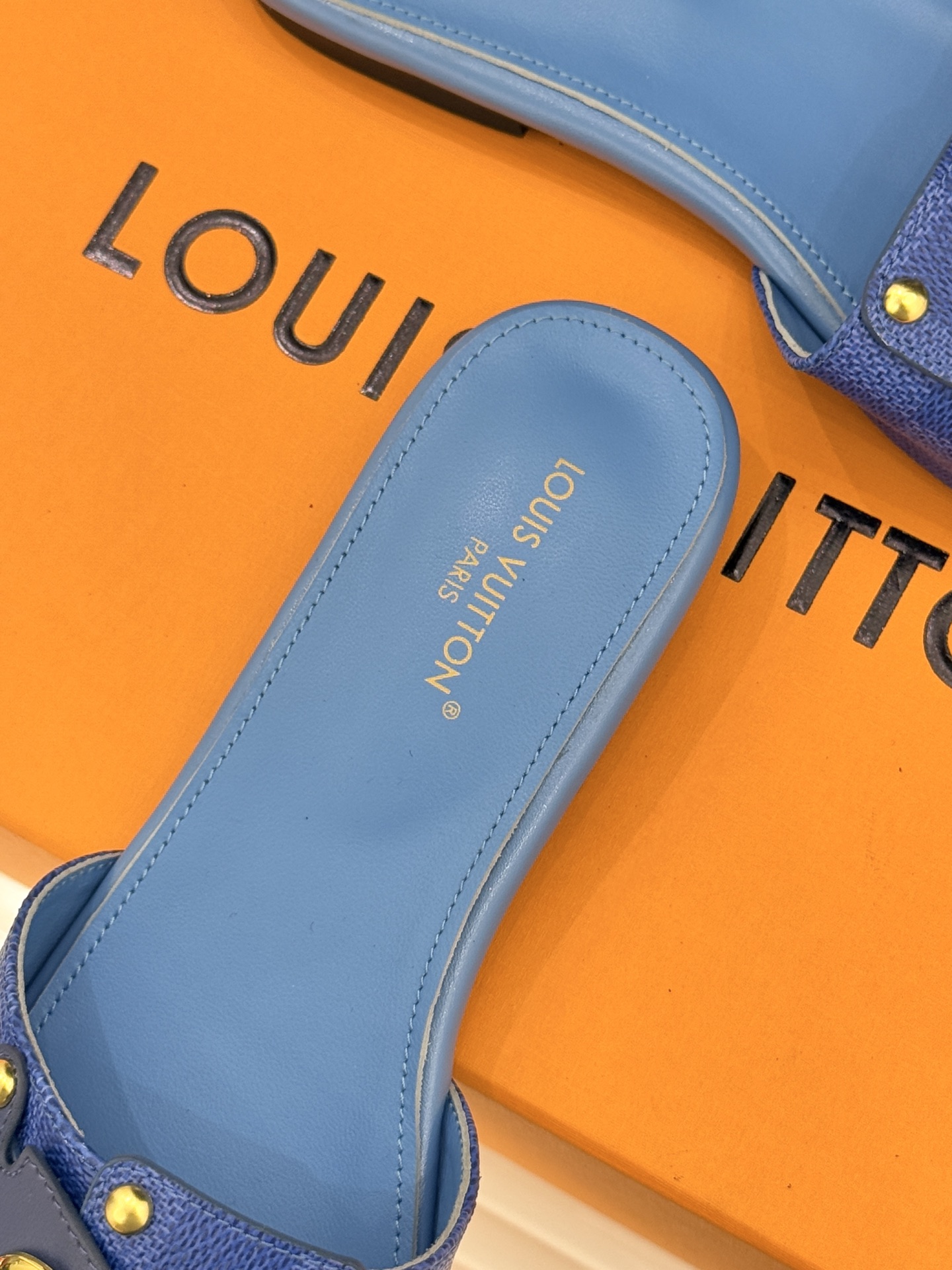 L*V驴家经典老花金属扣平底拖鞋以标志性老花皮革勾勒优雅轮廓意大利匠心工艺凝萃百年奢韵。亮眼金色金属扣镌