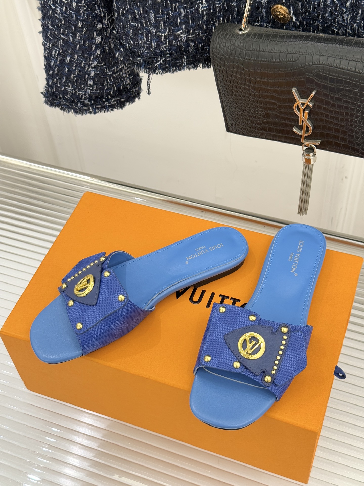 L*V驴家经典老花金属扣平底拖鞋以标志性老花皮革勾勒优雅轮廓意大利匠心工艺凝萃百年奢韵。亮眼金色金属扣镌