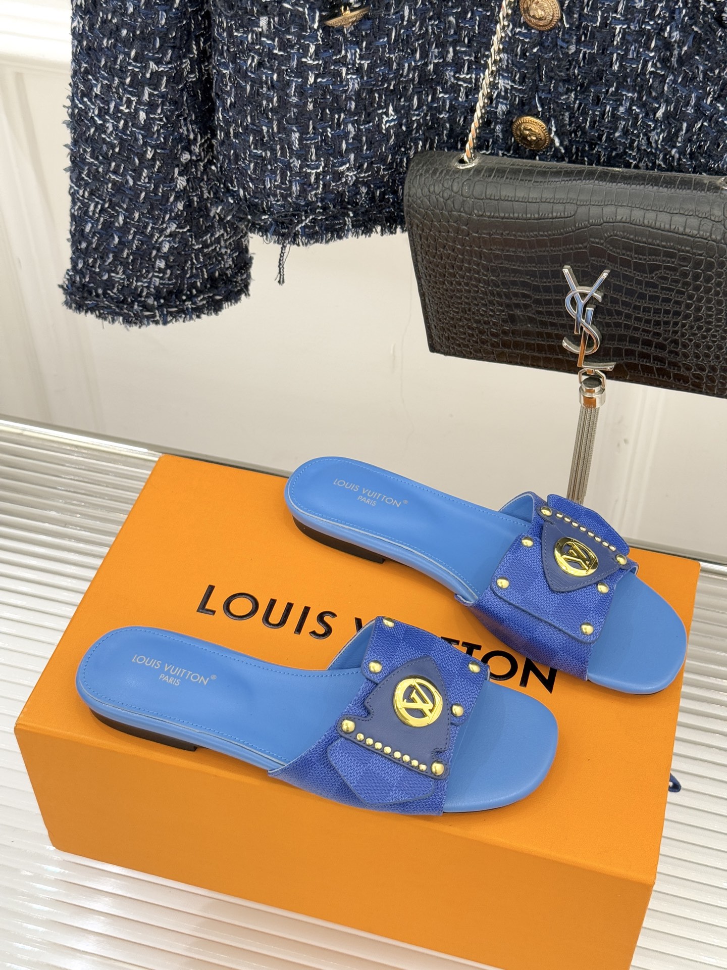 L*V驴家经典老花金属扣平底拖鞋以标志性老花皮革勾勒优雅轮廓意大利匠心工艺凝萃百年奢韵。亮眼金色金属扣镌