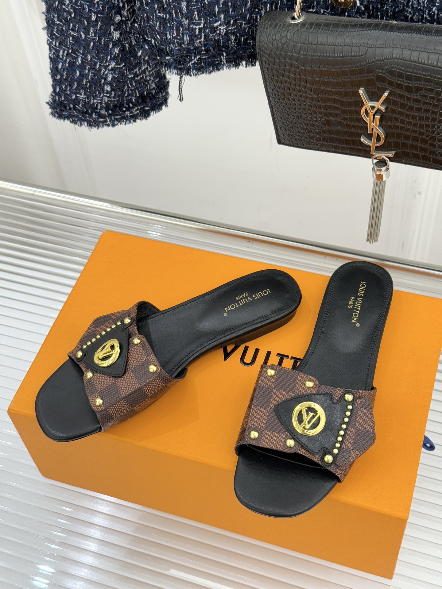 L*V驴家经典老花金属扣平底拖鞋以标志性老花皮革勾勒优雅轮廓意大利匠心工艺凝萃百年奢韵。亮眼金色金属扣镌