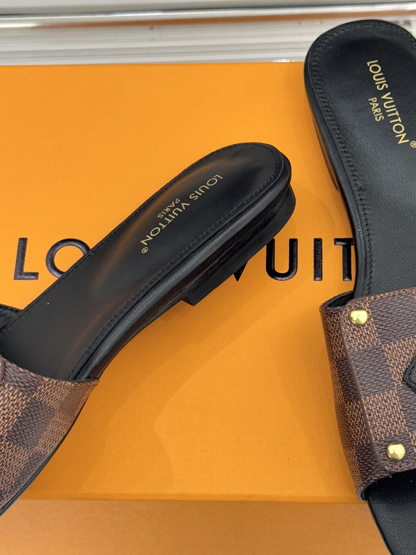 L*V驴家经典老花金属扣平底拖鞋以标志性老花皮革勾勒优雅轮廓意大利匠心工艺凝萃百年奢韵。亮眼金色金属扣镌