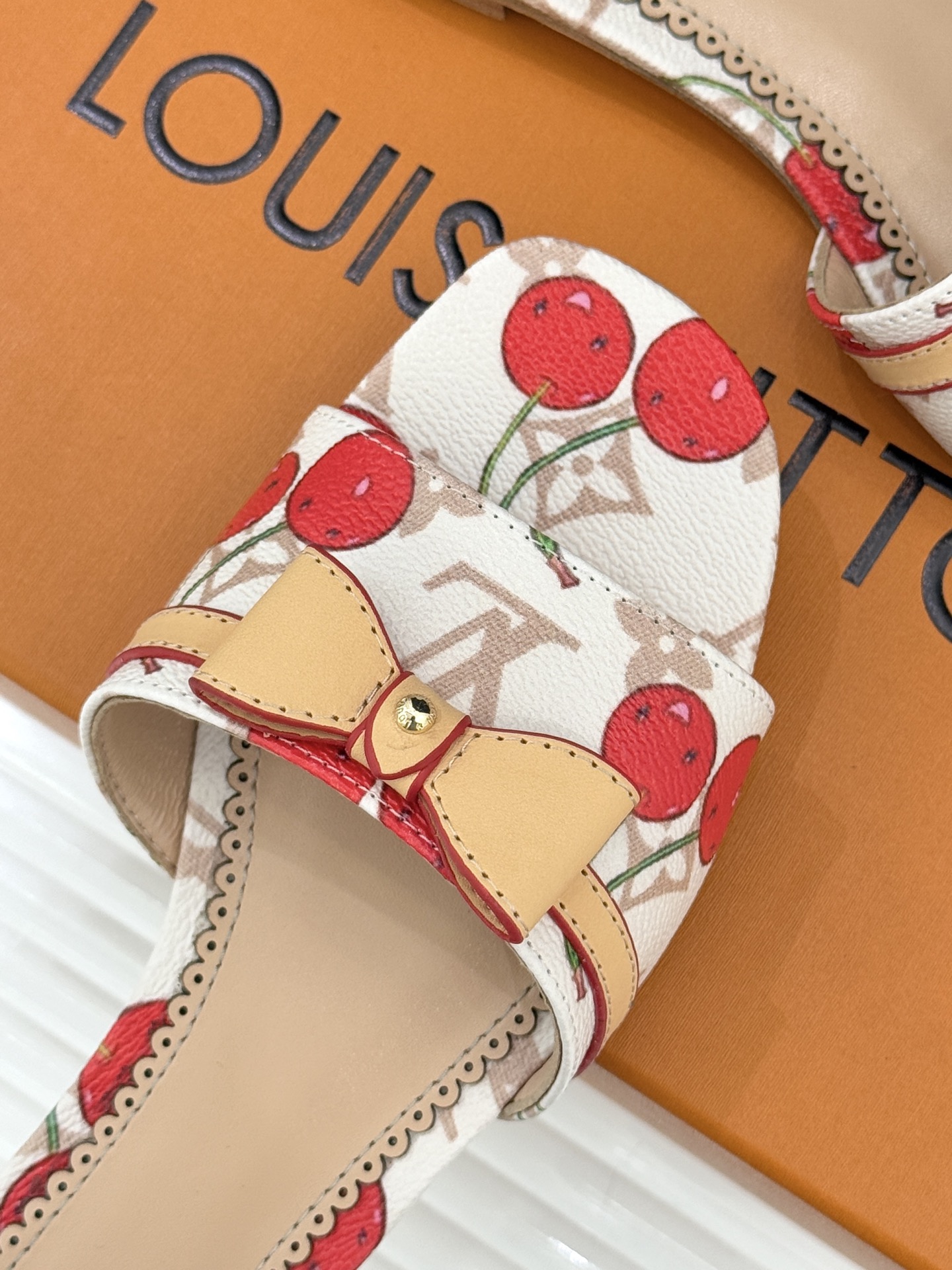 L*V驴家经典蝴蝶结老花樱桃平底拖鞋携手村上隆焕新演绎经典联名美学标志性老花帆布邂逅萌趣樱桃图案十余种臻