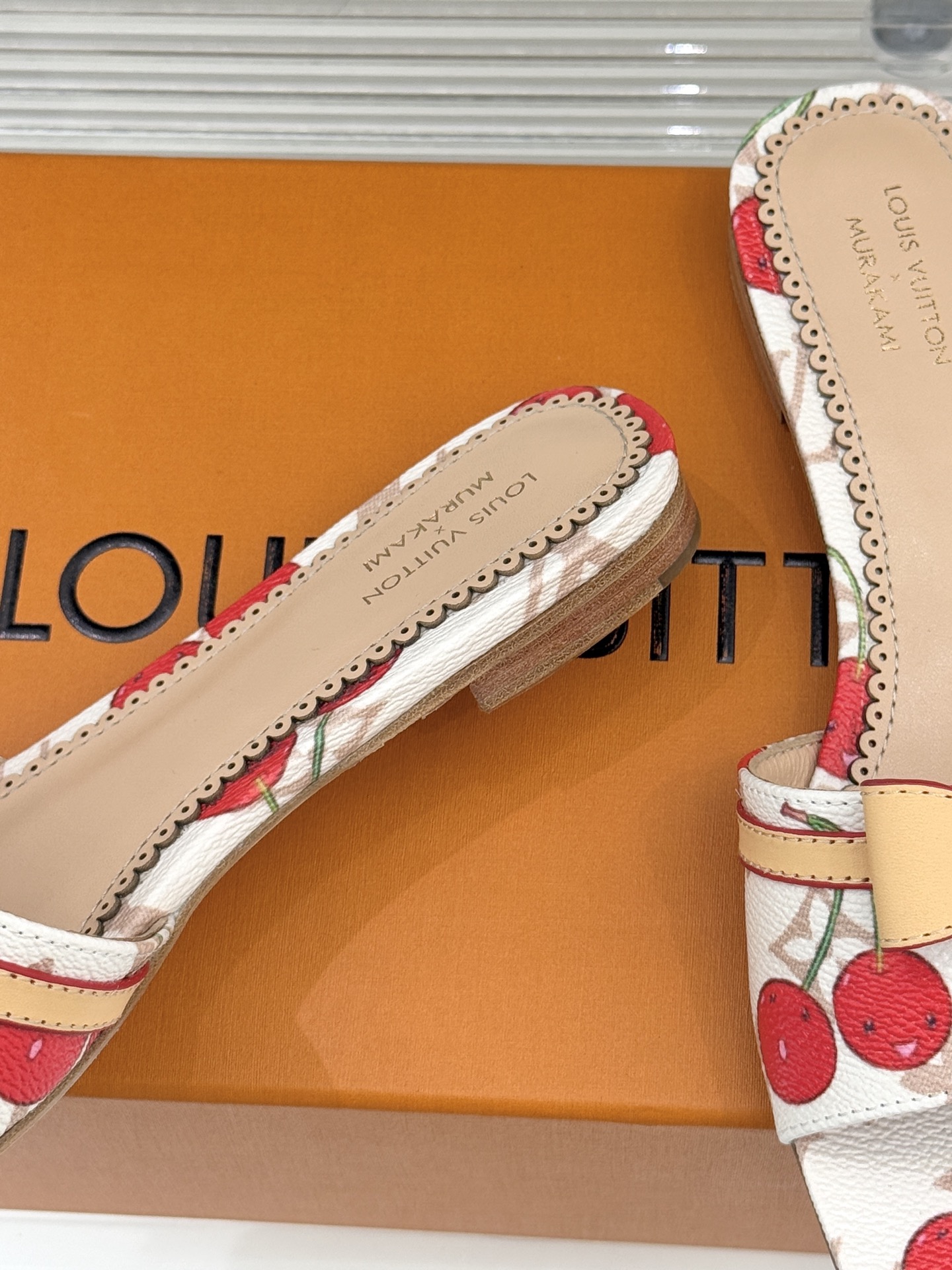 L*V驴家经典蝴蝶结老花樱桃平底拖鞋携手村上隆焕新演绎经典联名美学标志性老花帆布邂逅萌趣樱桃图案十余种臻