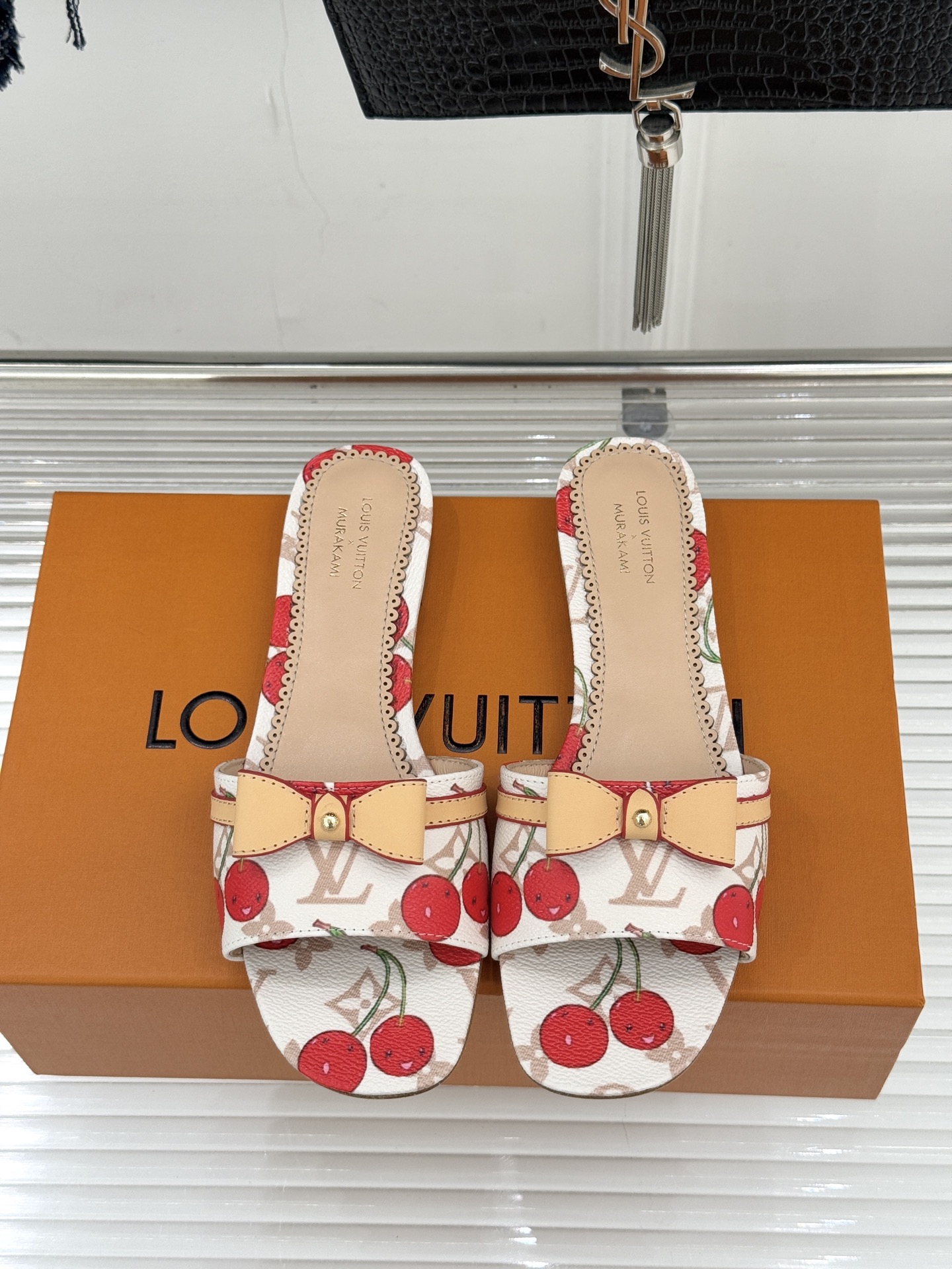 L*V驴家经典蝴蝶结老花樱桃平底拖鞋携手村上隆焕新演绎经典联名美学标志性老花帆布邂逅萌趣樱桃图案十余种臻