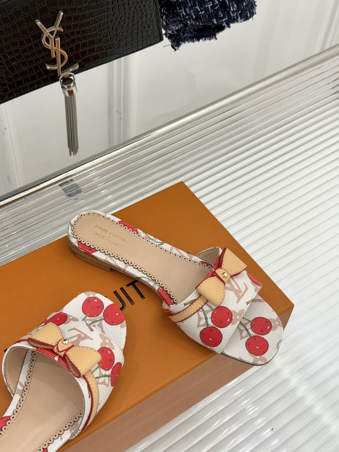 L*V驴家经典蝴蝶结老花樱桃平底拖鞋携手村上隆焕新演绎经典联名美学标志性老花帆布邂逅萌趣樱桃图案十余种臻