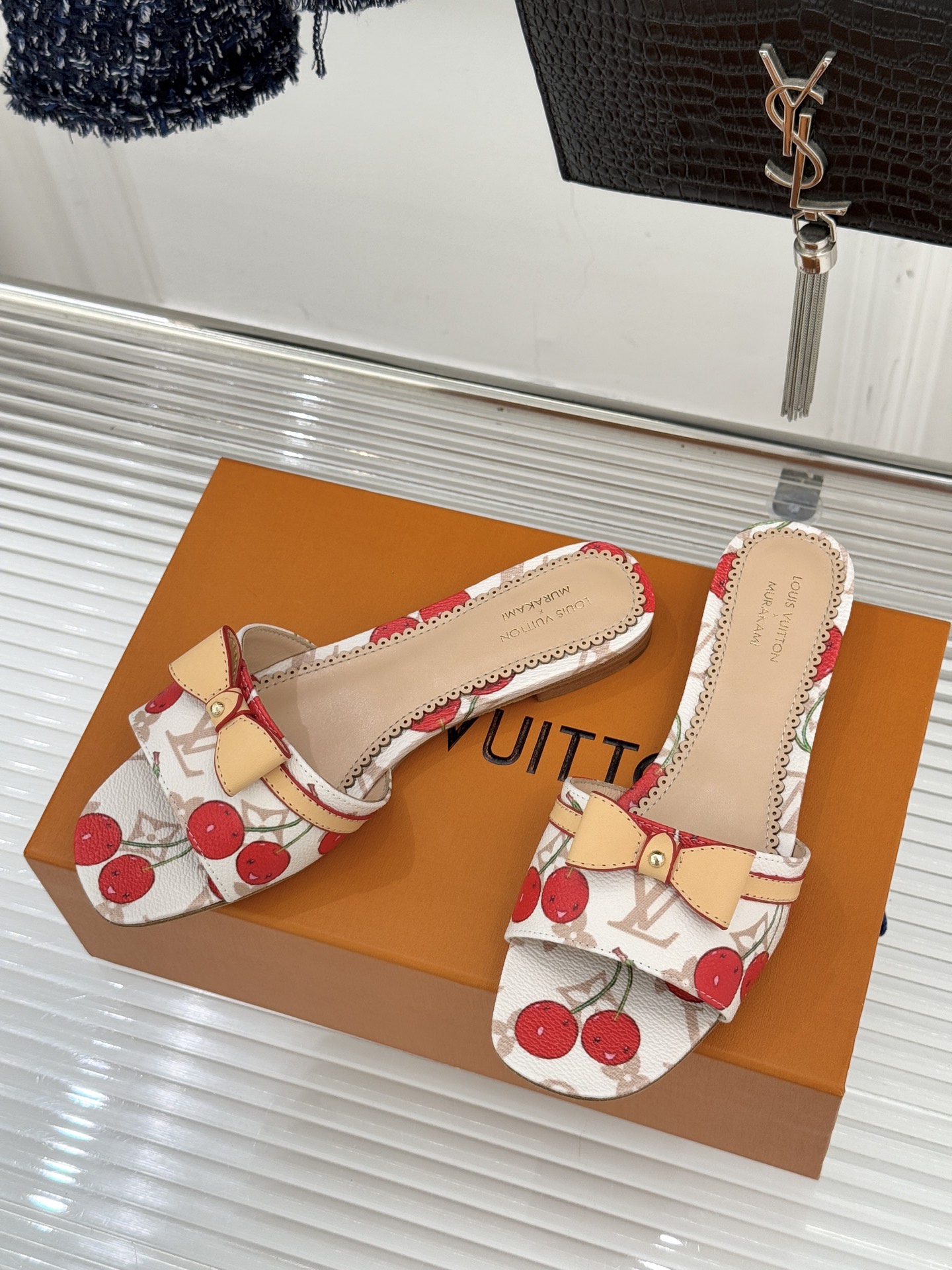 L*V驴家经典蝴蝶结老花樱桃平底拖鞋携手村上隆焕新演绎经典联名美学标志性老花帆布邂逅萌趣樱桃图案十余种臻