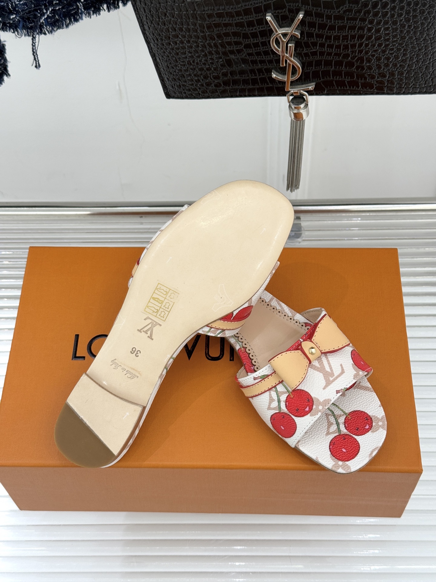 L*V驴家经典蝴蝶结老花樱桃平底拖鞋携手村上隆焕新演绎经典联名美学标志性老花帆布邂逅萌趣樱桃图案十余种臻