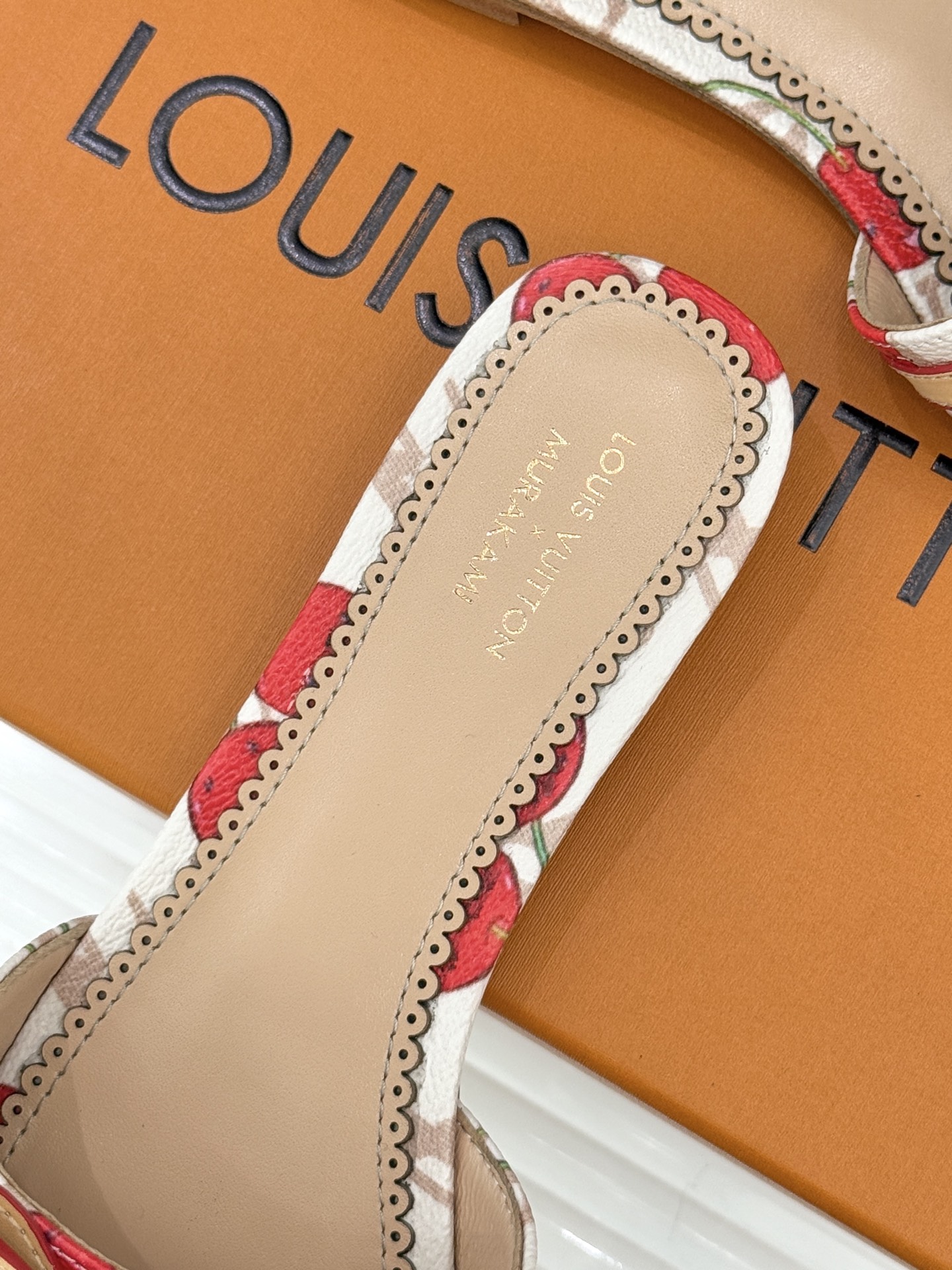 L*V驴家经典蝴蝶结老花樱桃平底拖鞋携手村上隆焕新演绎经典联名美学标志性老花帆布邂逅萌趣樱桃图案十余种臻