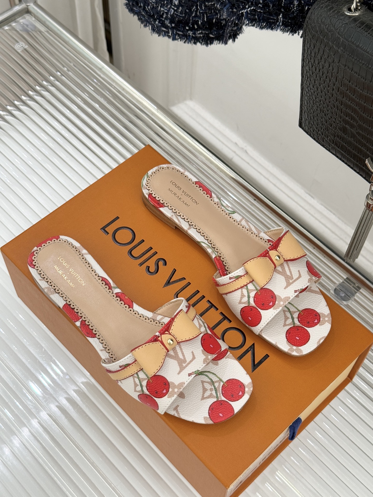 L*V驴家经典蝴蝶结老花樱桃平底拖鞋携手村上隆焕新演绎经典联名美学标志性老花帆布邂逅萌趣樱桃图案十余种臻