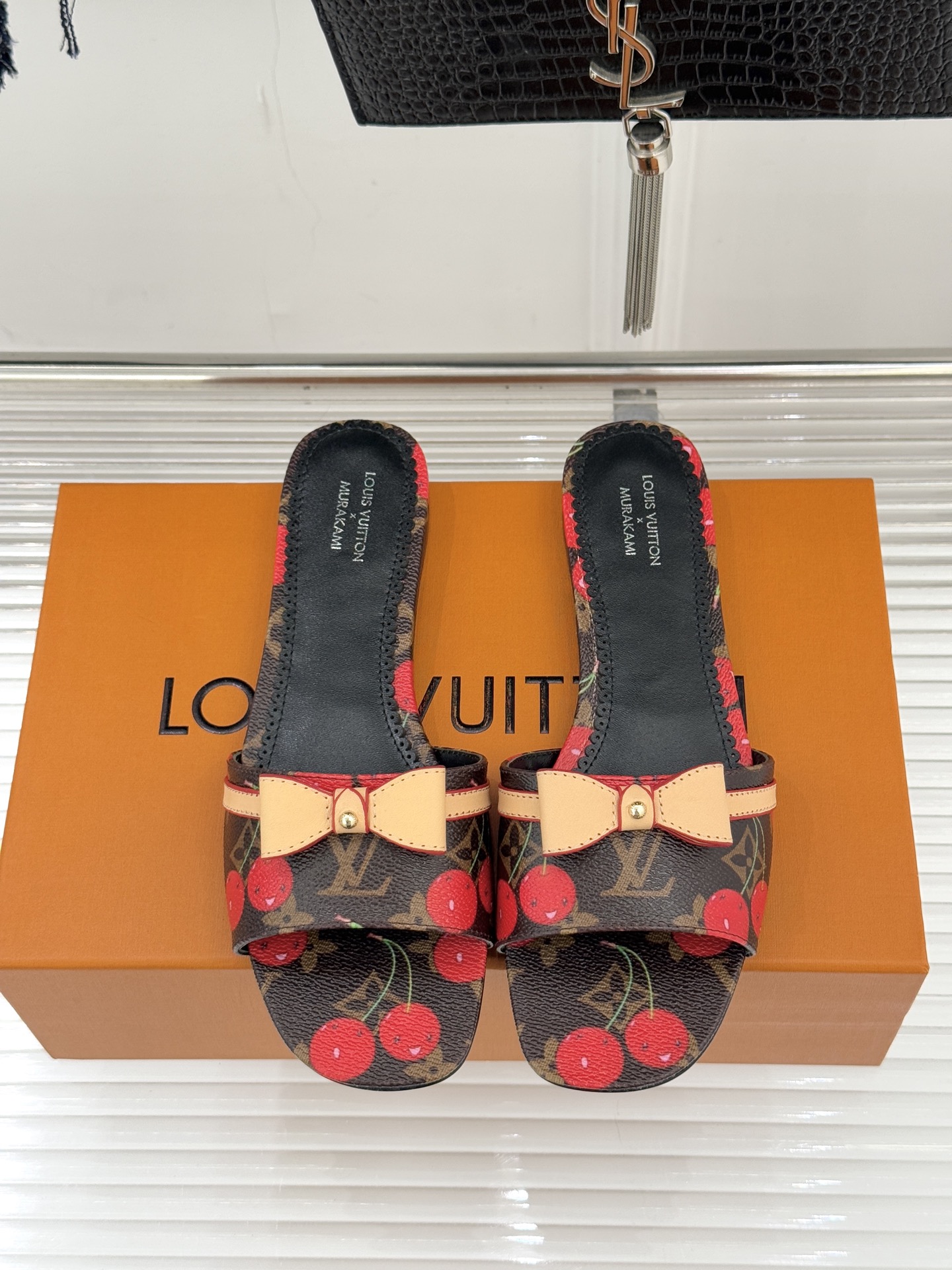 L*V驴家经典蝴蝶结老花樱桃平底拖鞋携手村上隆焕新演绎经典联名美学标志性老花帆布邂逅萌趣樱桃图案十余种臻