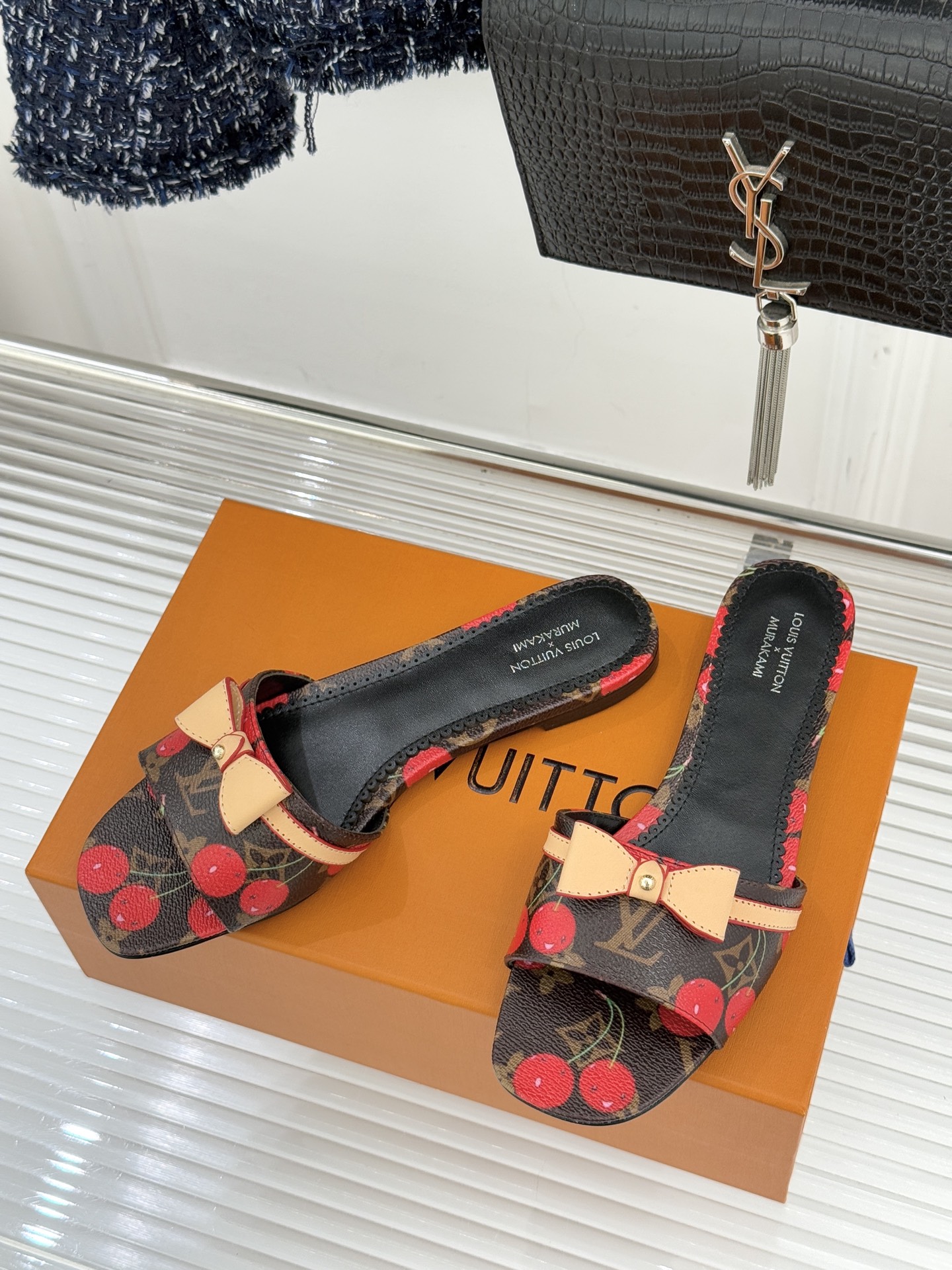 L*V驴家经典蝴蝶结老花樱桃平底拖鞋携手村上隆焕新演绎经典联名美学标志性老花帆布邂逅萌趣樱桃图案十余种臻