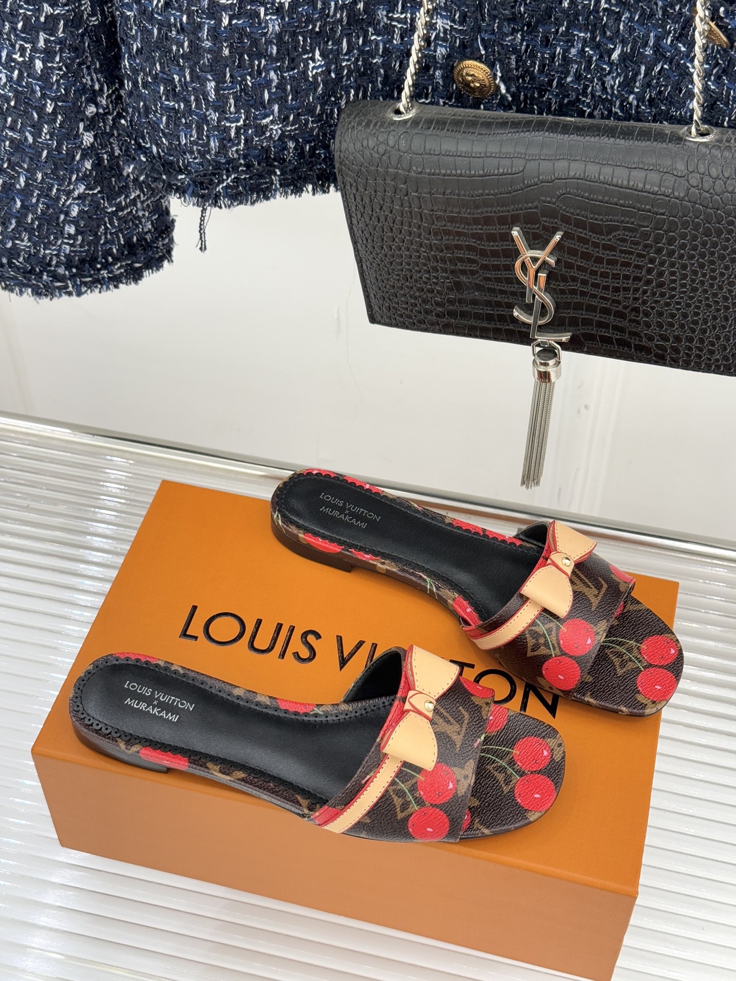L*V驴家经典蝴蝶结老花樱桃平底拖鞋携手村上隆焕新演绎经典联名美学标志性老花帆布邂逅萌趣樱桃图案十余种臻