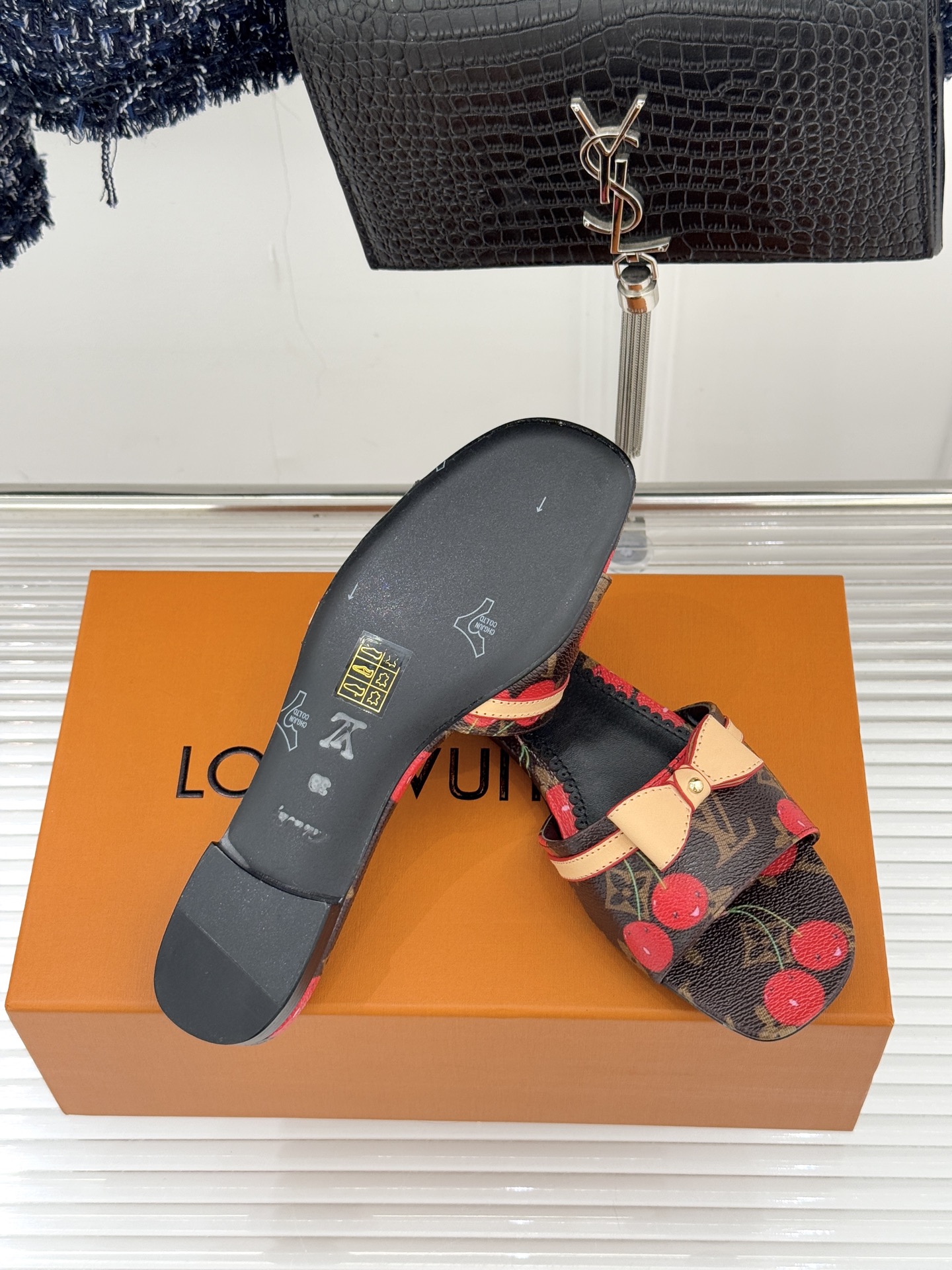 L*V驴家经典蝴蝶结老花樱桃平底拖鞋携手村上隆焕新演绎经典联名美学标志性老花帆布邂逅萌趣樱桃图案十余种臻
