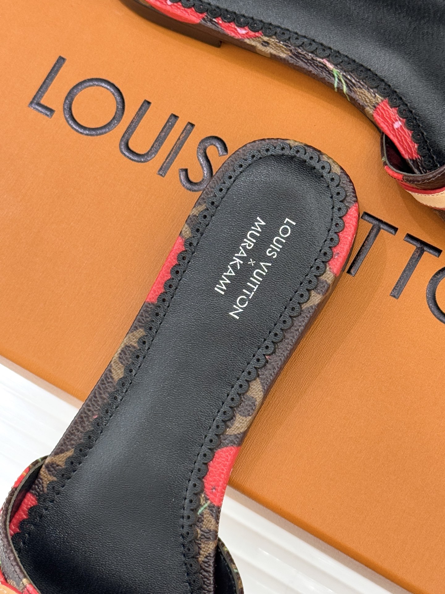 L*V驴家经典蝴蝶结老花樱桃平底拖鞋携手村上隆焕新演绎经典联名美学标志性老花帆布邂逅萌趣樱桃图案十余种臻