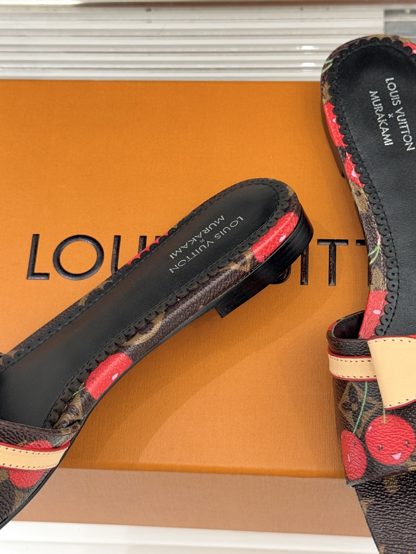 L*V驴家经典蝴蝶结老花樱桃平底拖鞋携手村上隆焕新演绎经典联名美学标志性老花帆布邂逅萌趣樱桃图案十余种臻