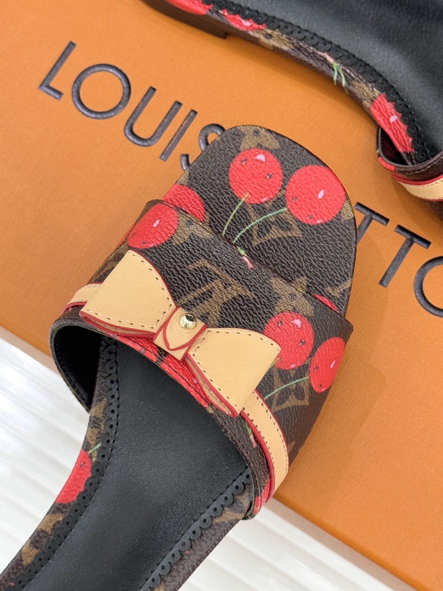 L*V驴家经典蝴蝶结老花樱桃平底拖鞋携手村上隆焕新演绎经典联名美学标志性老花帆布邂逅萌趣樱桃图案十余种臻