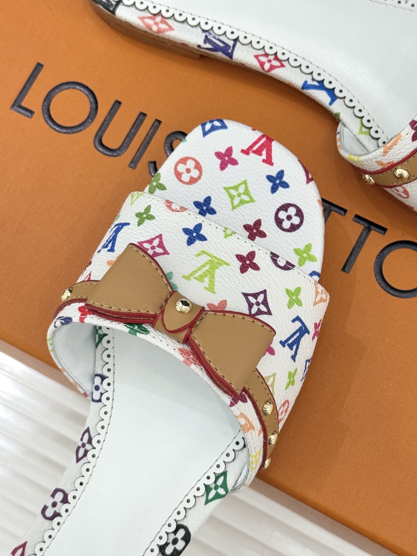 L*V驴家经典蝴蝶结老花樱桃平底拖鞋携手村上隆焕新演绎经典联名美学标志性老花帆布邂逅萌趣樱桃图案十余种臻