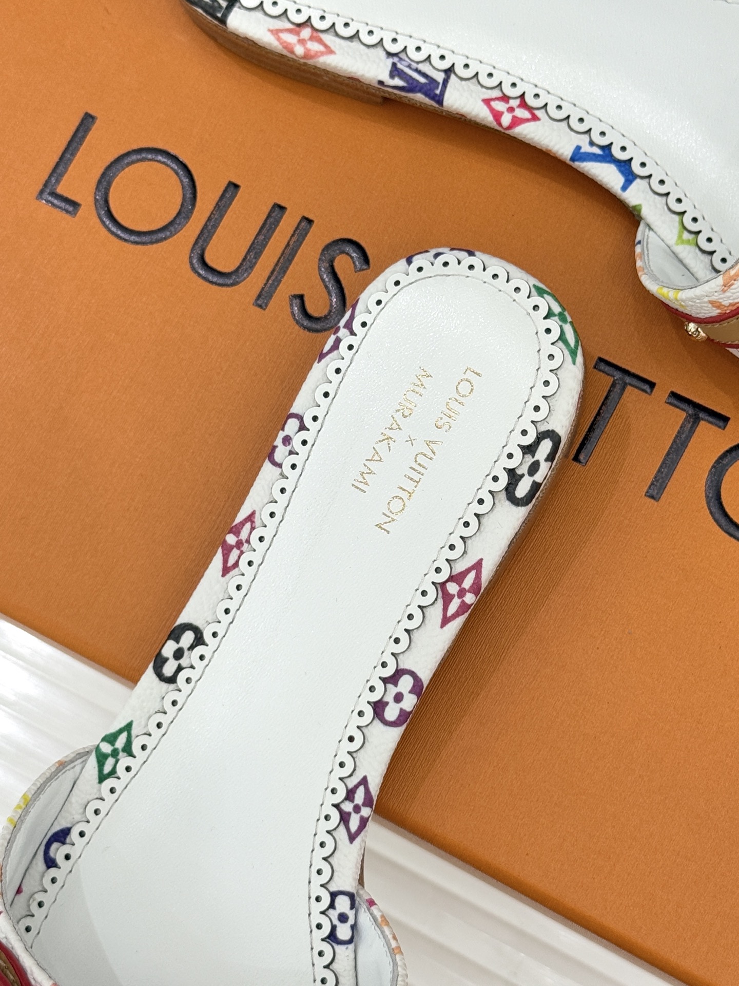 L*V驴家经典蝴蝶结老花樱桃平底拖鞋携手村上隆焕新演绎经典联名美学标志性老花帆布邂逅萌趣樱桃图案十余种臻