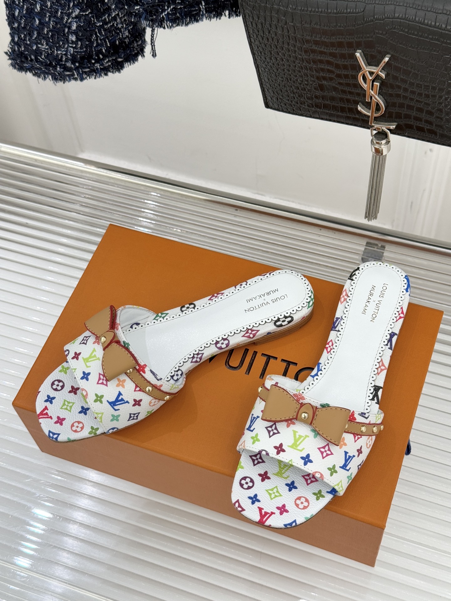 L*V驴家经典蝴蝶结老花樱桃平底拖鞋携手村上隆焕新演绎经典联名美学标志性老花帆布邂逅萌趣樱桃图案十余种臻