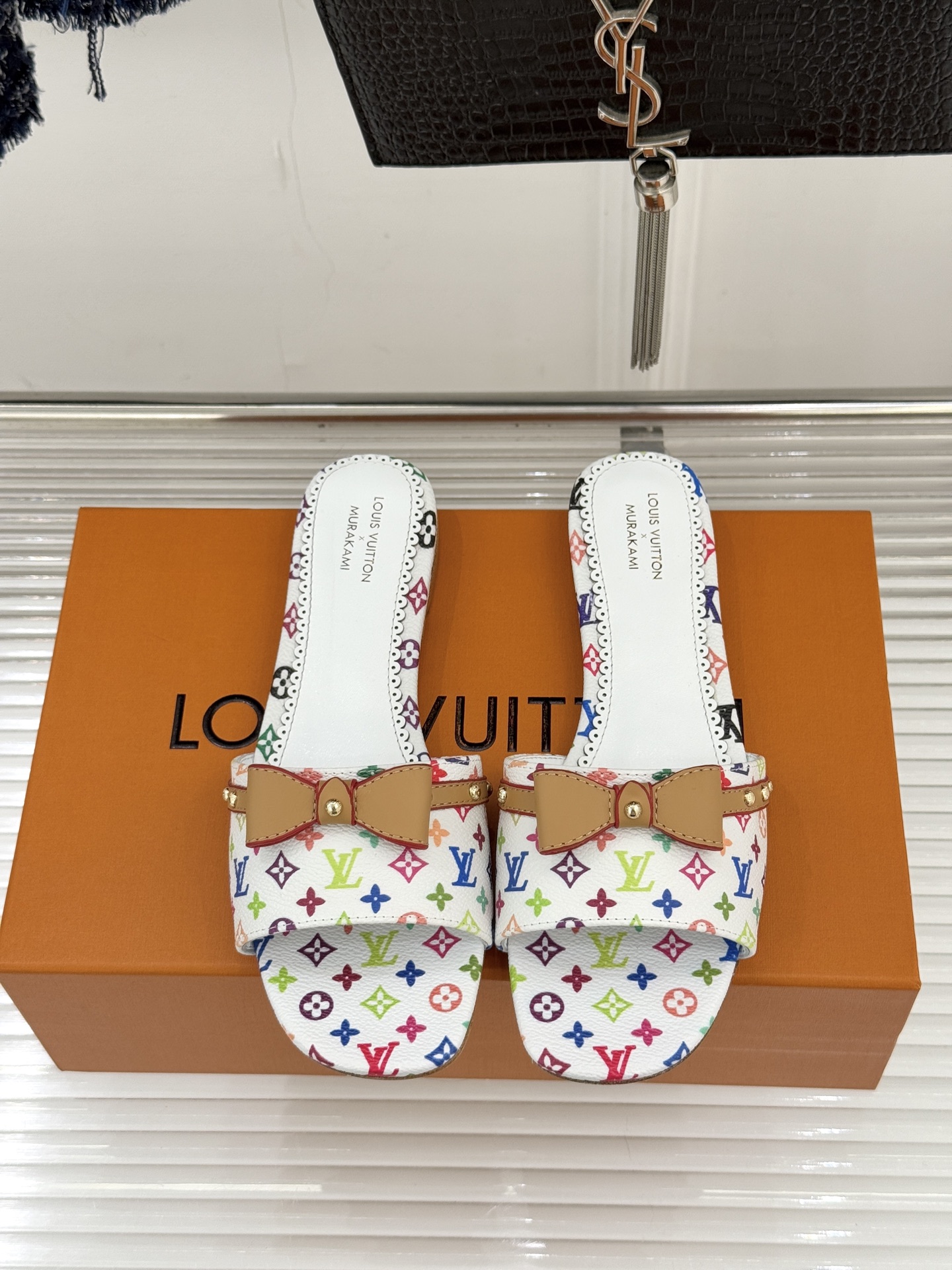 L*V驴家经典蝴蝶结老花樱桃平底拖鞋携手村上隆焕新演绎经典联名美学标志性老花帆布邂逅萌趣樱桃图案十余种臻