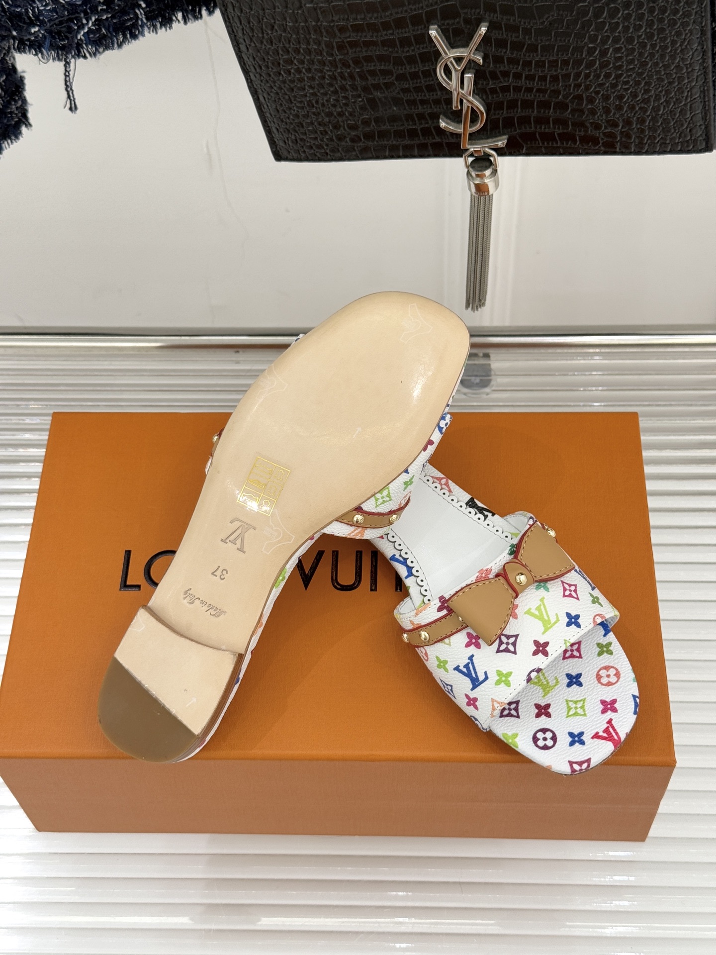 L*V驴家经典蝴蝶结老花樱桃平底拖鞋携手村上隆焕新演绎经典联名美学标志性老花帆布邂逅萌趣樱桃图案十余种臻