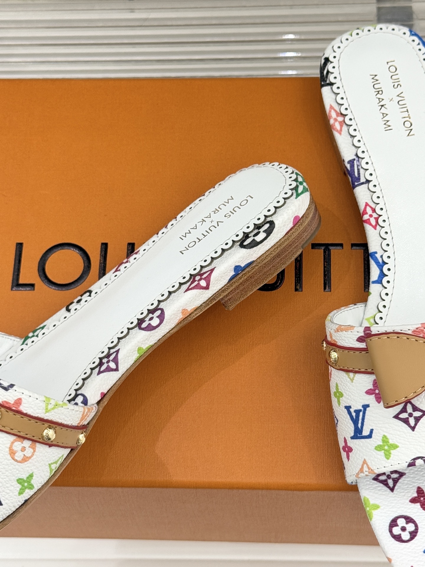 L*V驴家经典蝴蝶结老花樱桃平底拖鞋携手村上隆焕新演绎经典联名美学标志性老花帆布邂逅萌趣樱桃图案十余种臻