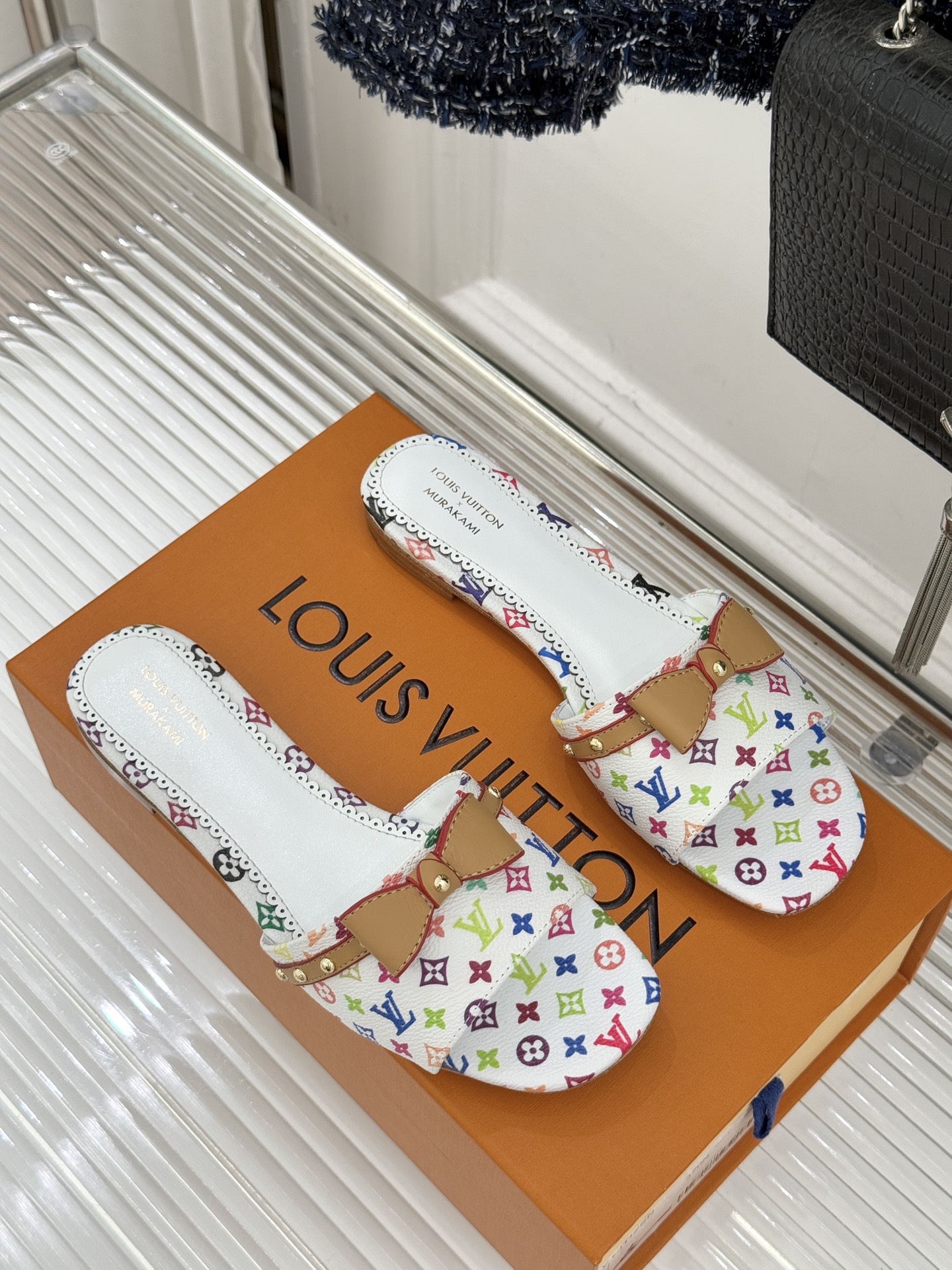 L*V驴家经典蝴蝶结老花樱桃平底拖鞋携手村上隆焕新演绎经典联名美学标志性老花帆布邂逅萌趣樱桃图案十余种臻