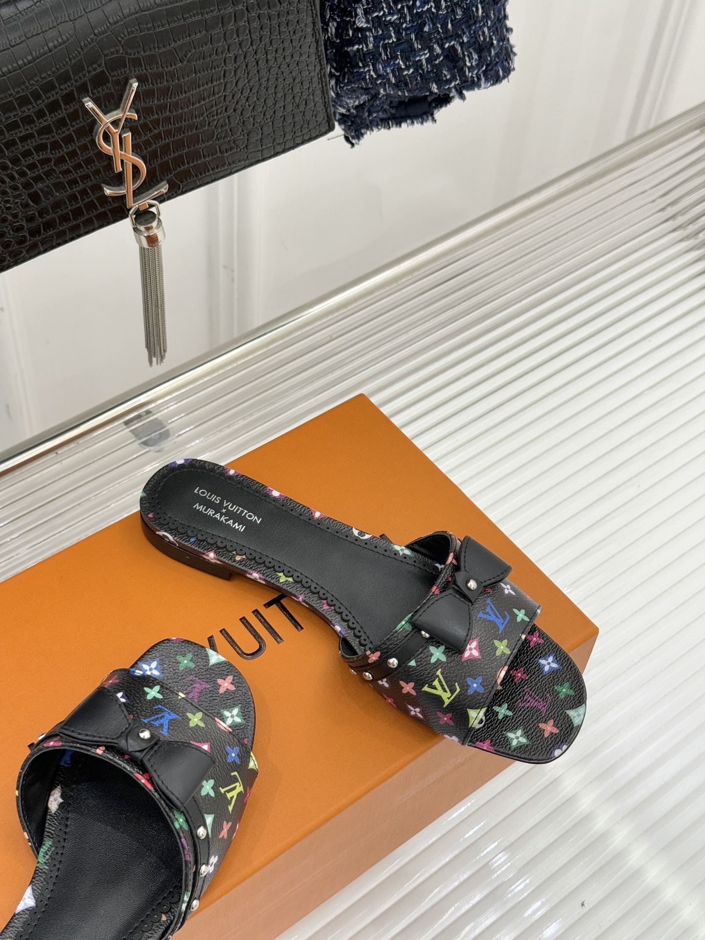 L*V驴家经典蝴蝶结老花樱桃平底拖鞋携手村上隆焕新演绎经典联名美学标志性老花帆布邂逅萌趣樱桃图案十余种臻