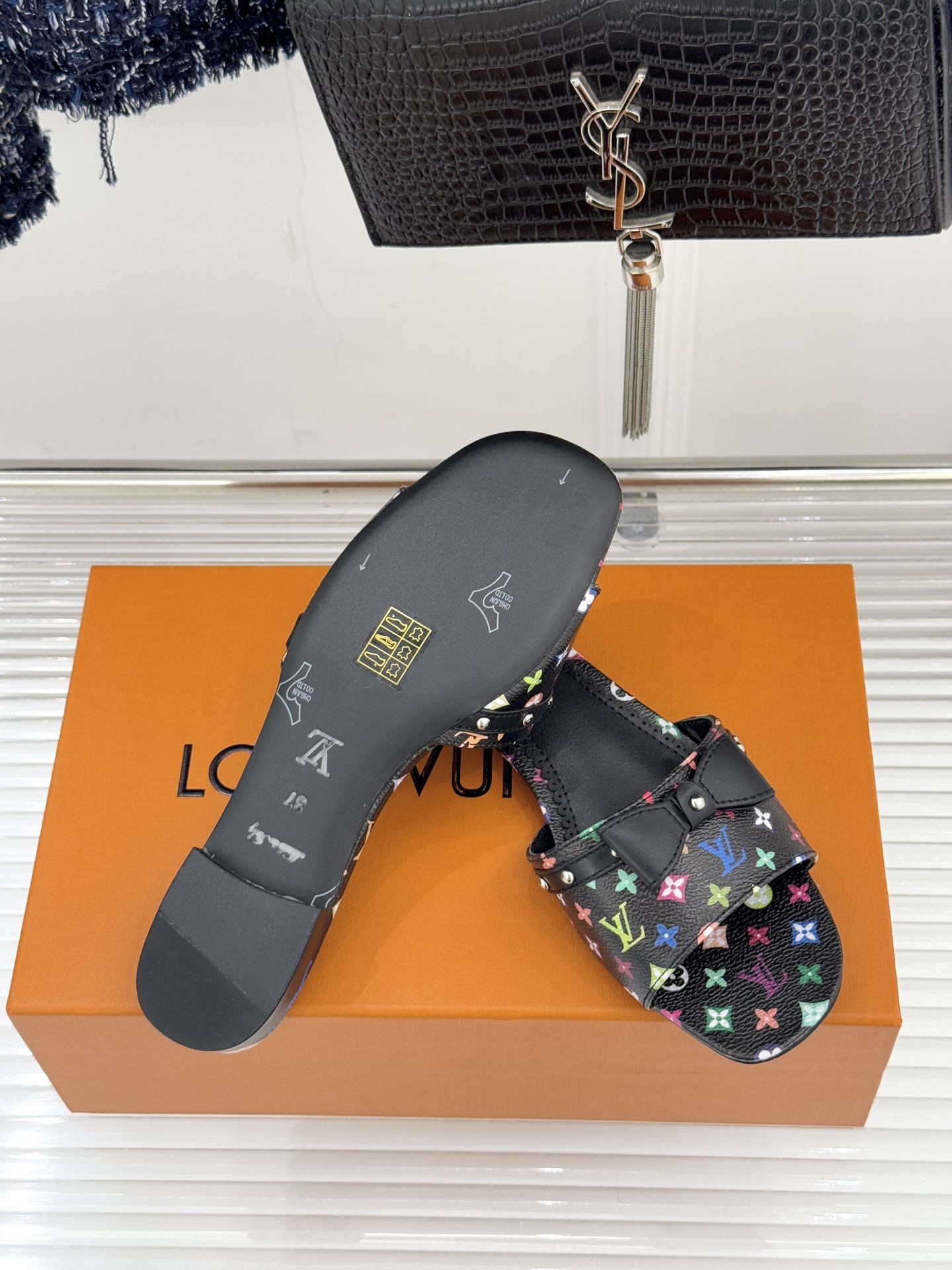 L*V驴家经典蝴蝶结老花樱桃平底拖鞋携手村上隆焕新演绎经典联名美学标志性老花帆布邂逅萌趣樱桃图案十余种臻