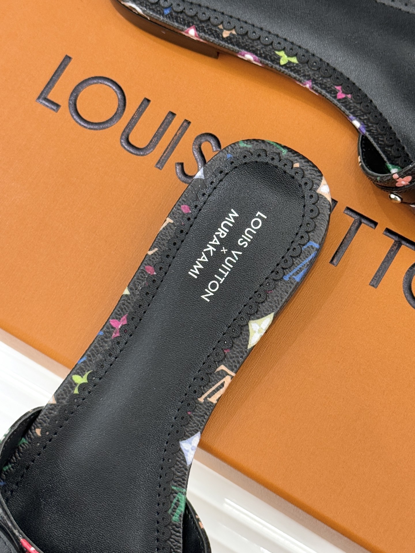 L*V驴家经典蝴蝶结老花樱桃平底拖鞋携手村上隆焕新演绎经典联名美学标志性老花帆布邂逅萌趣樱桃图案十余种臻