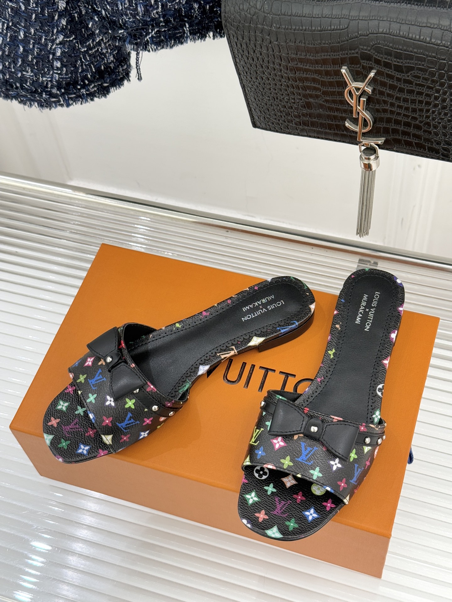 L*V驴家经典蝴蝶结老花樱桃平底拖鞋携手村上隆焕新演绎经典联名美学标志性老花帆布邂逅萌趣樱桃图案十余种臻