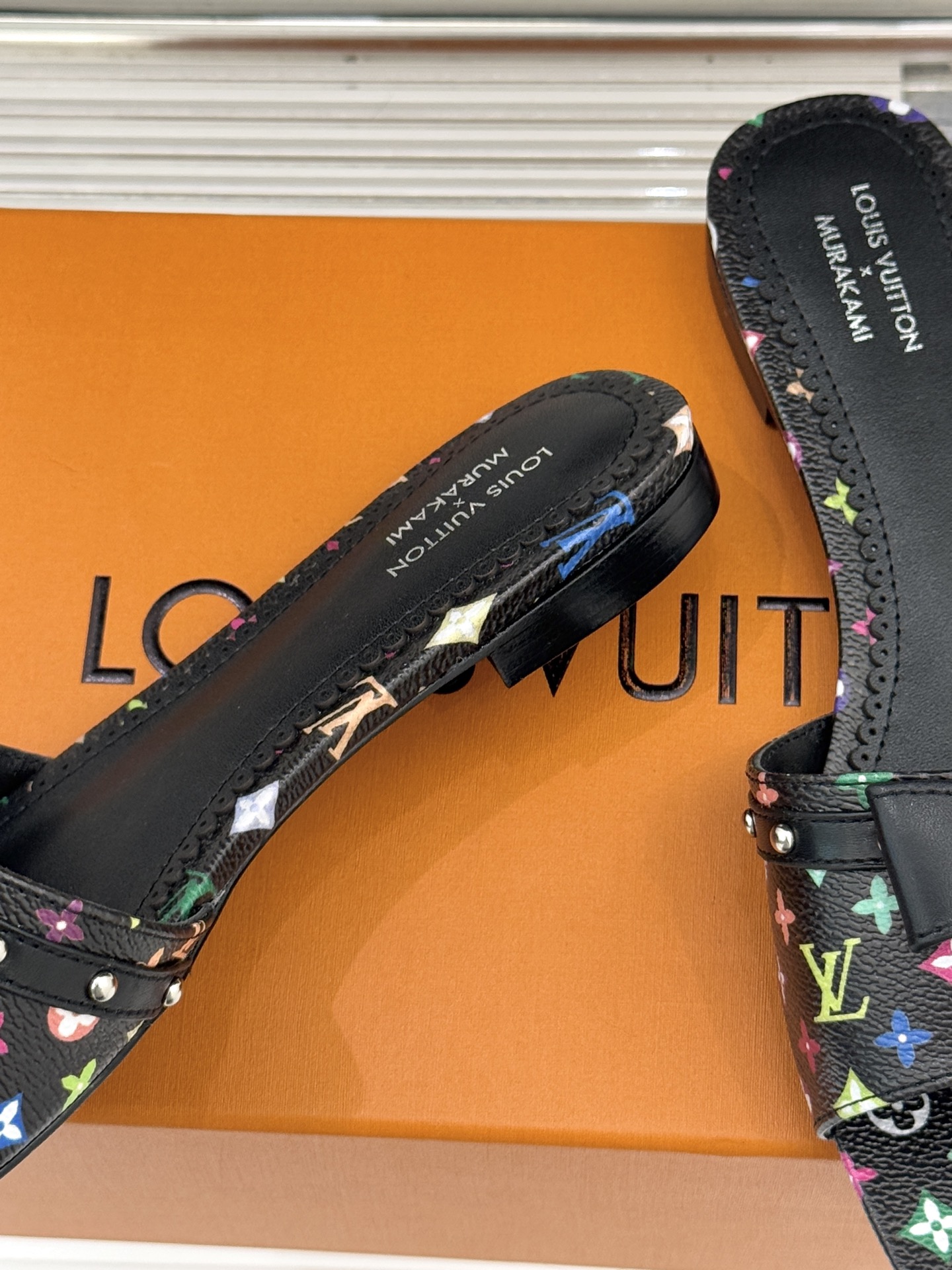 L*V驴家经典蝴蝶结老花樱桃平底拖鞋携手村上隆焕新演绎经典联名美学标志性老花帆布邂逅萌趣樱桃图案十余种臻