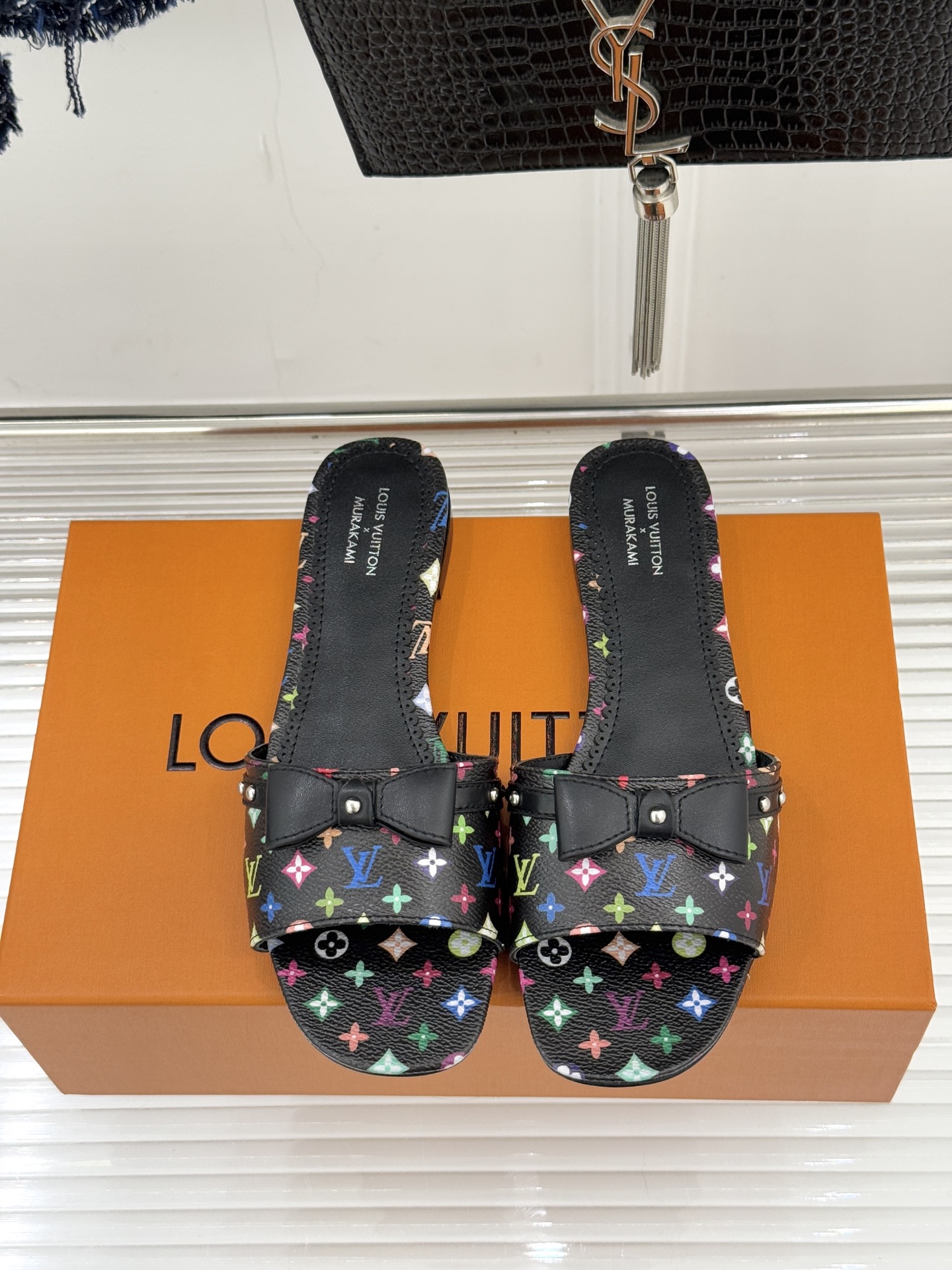 L*V驴家经典蝴蝶结老花樱桃平底拖鞋携手村上隆焕新演绎经典联名美学标志性老花帆布邂逅萌趣樱桃图案十余种臻