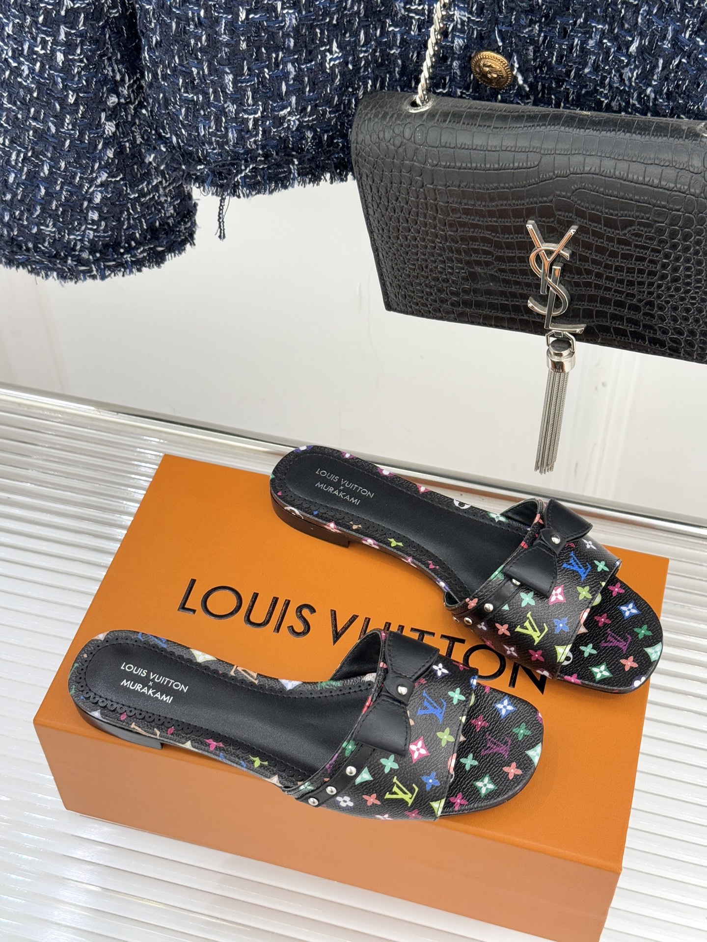 L*V驴家经典蝴蝶结老花樱桃平底拖鞋携手村上隆焕新演绎经典联名美学标志性老花帆布邂逅萌趣樱桃图案十余种臻