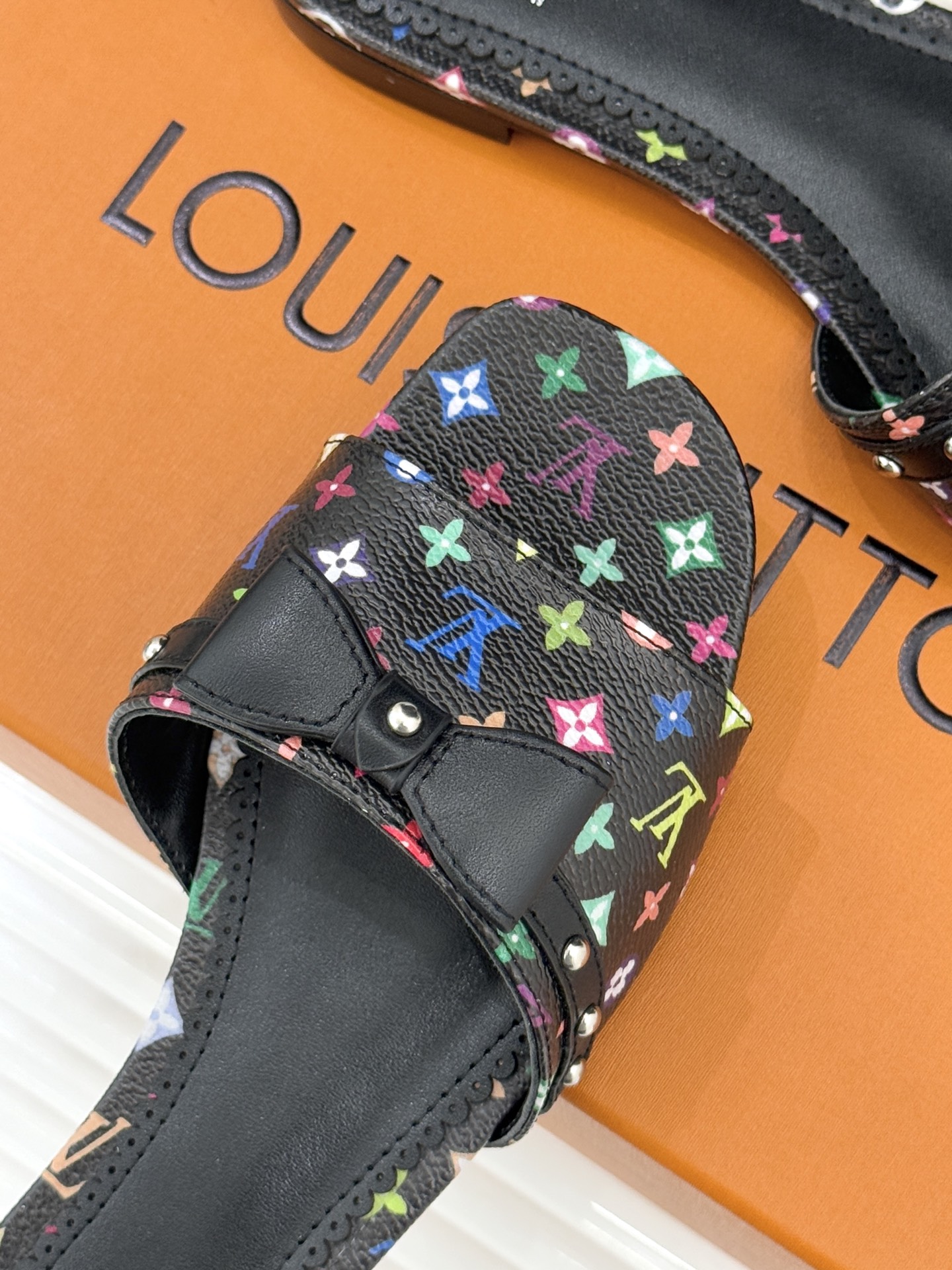 L*V驴家经典蝴蝶结老花樱桃平底拖鞋携手村上隆焕新演绎经典联名美学标志性老花帆布邂逅萌趣樱桃图案十余种臻