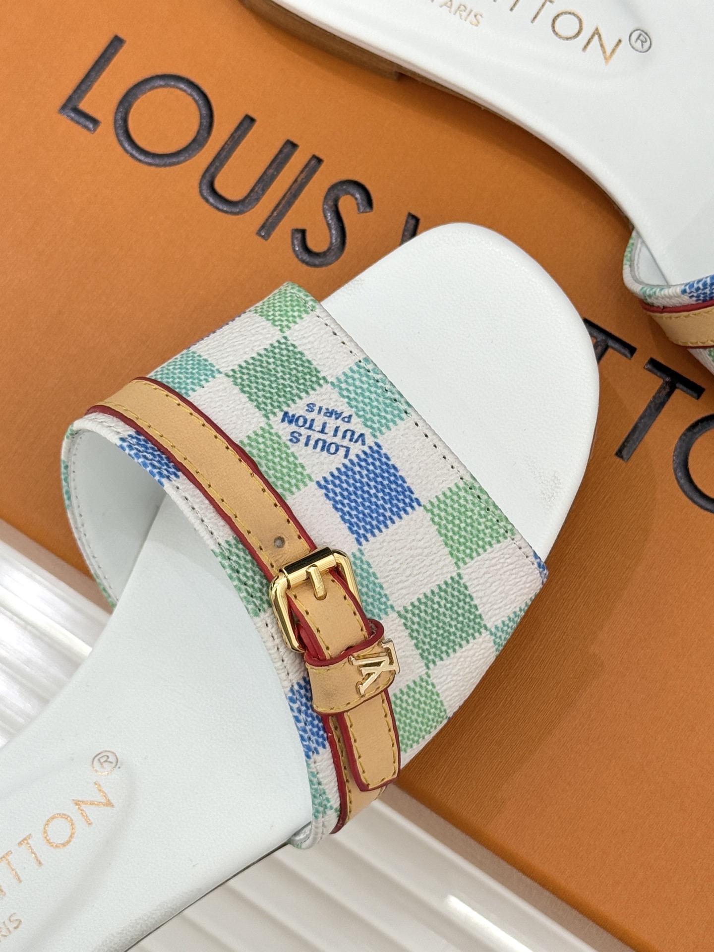 L*V驴家经典老花棋盘平底拖鞋经典棋盘格元素宛如一颗璀璨星辰以标志性老花皮革打造皮带式鞋身经典纹路镌刻百