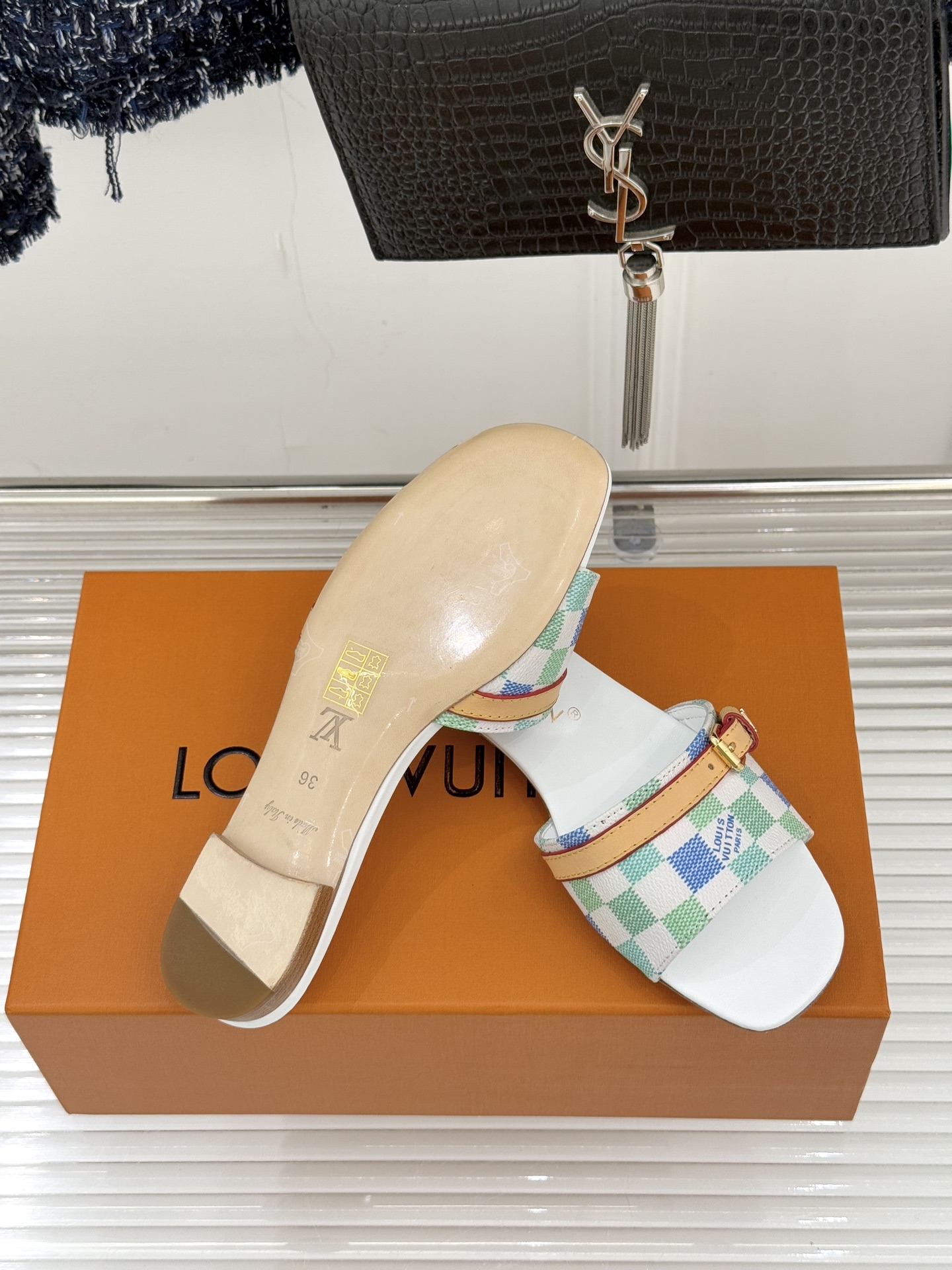 L*V驴家经典老花棋盘平底拖鞋经典棋盘格元素宛如一颗璀璨星辰以标志性老花皮革打造皮带式鞋身经典纹路镌刻百