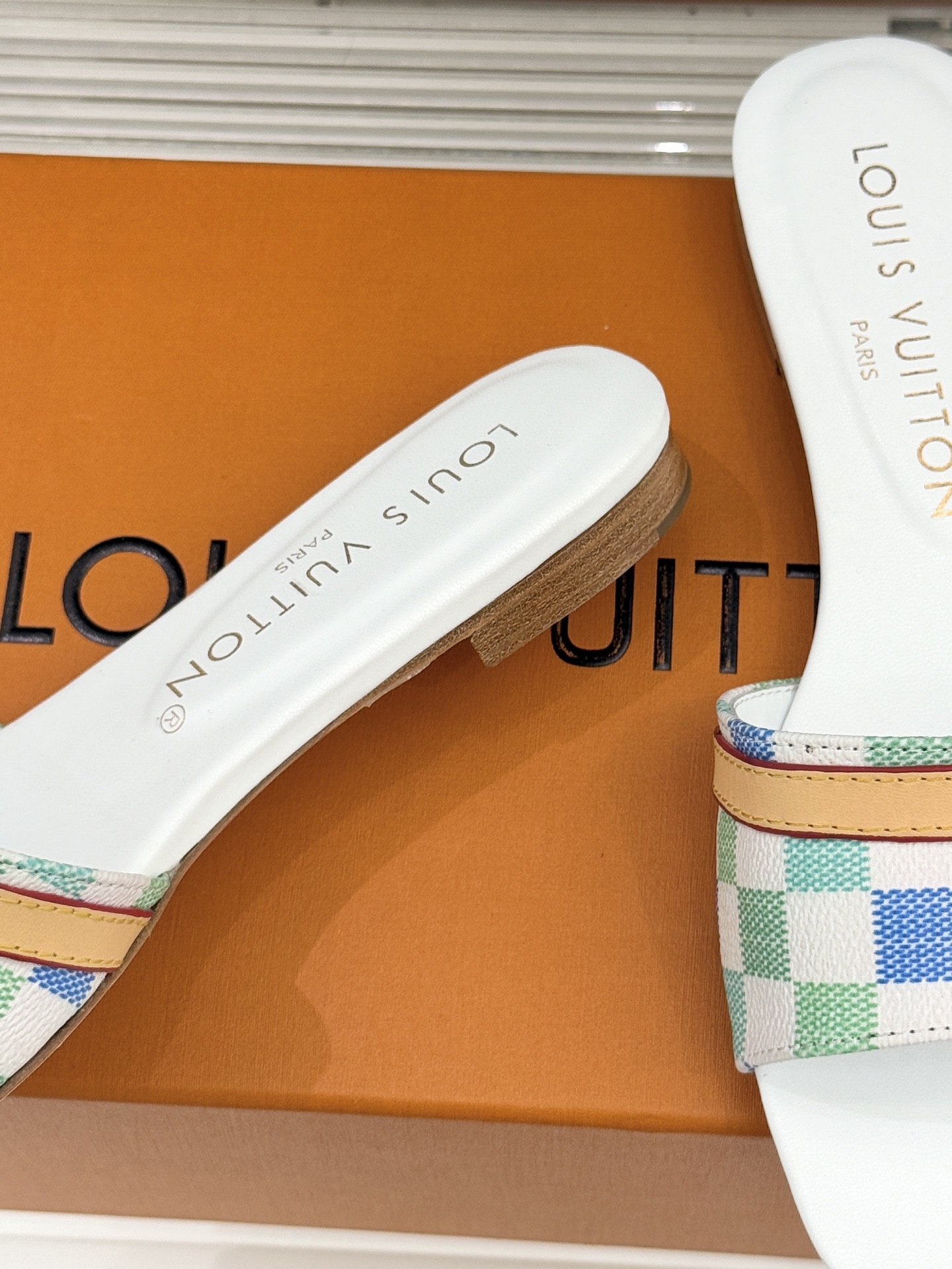 L*V驴家经典老花棋盘平底拖鞋经典棋盘格元素宛如一颗璀璨星辰以标志性老花皮革打造皮带式鞋身经典纹路镌刻百