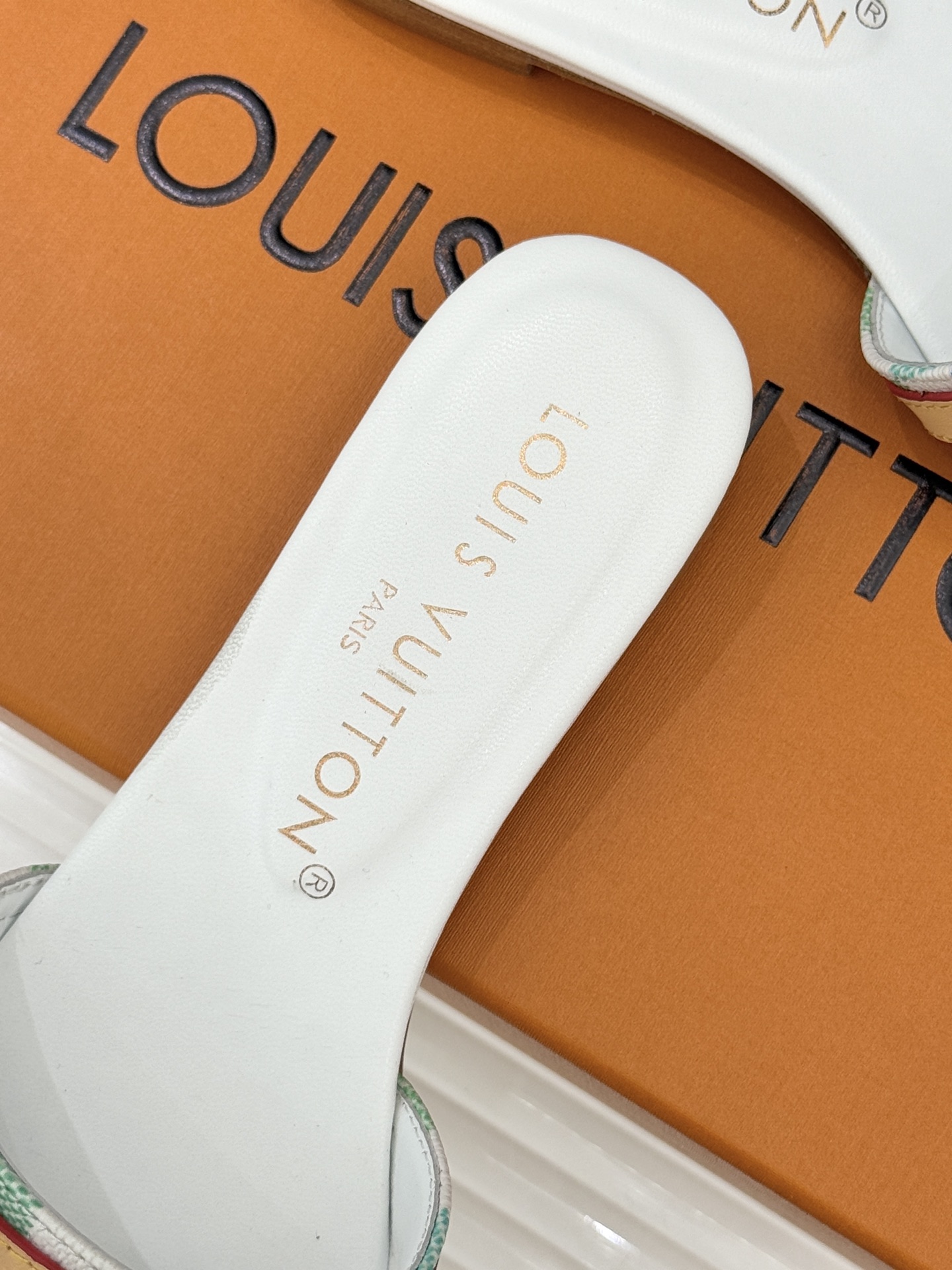 L*V驴家经典老花棋盘平底拖鞋经典棋盘格元素宛如一颗璀璨星辰以标志性老花皮革打造皮带式鞋身经典纹路镌刻百