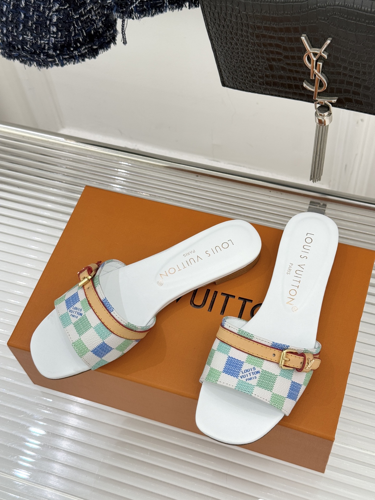 L*V驴家经典老花棋盘平底拖鞋经典棋盘格元素宛如一颗璀璨星辰以标志性老花皮革打造皮带式鞋身经典纹路镌刻百