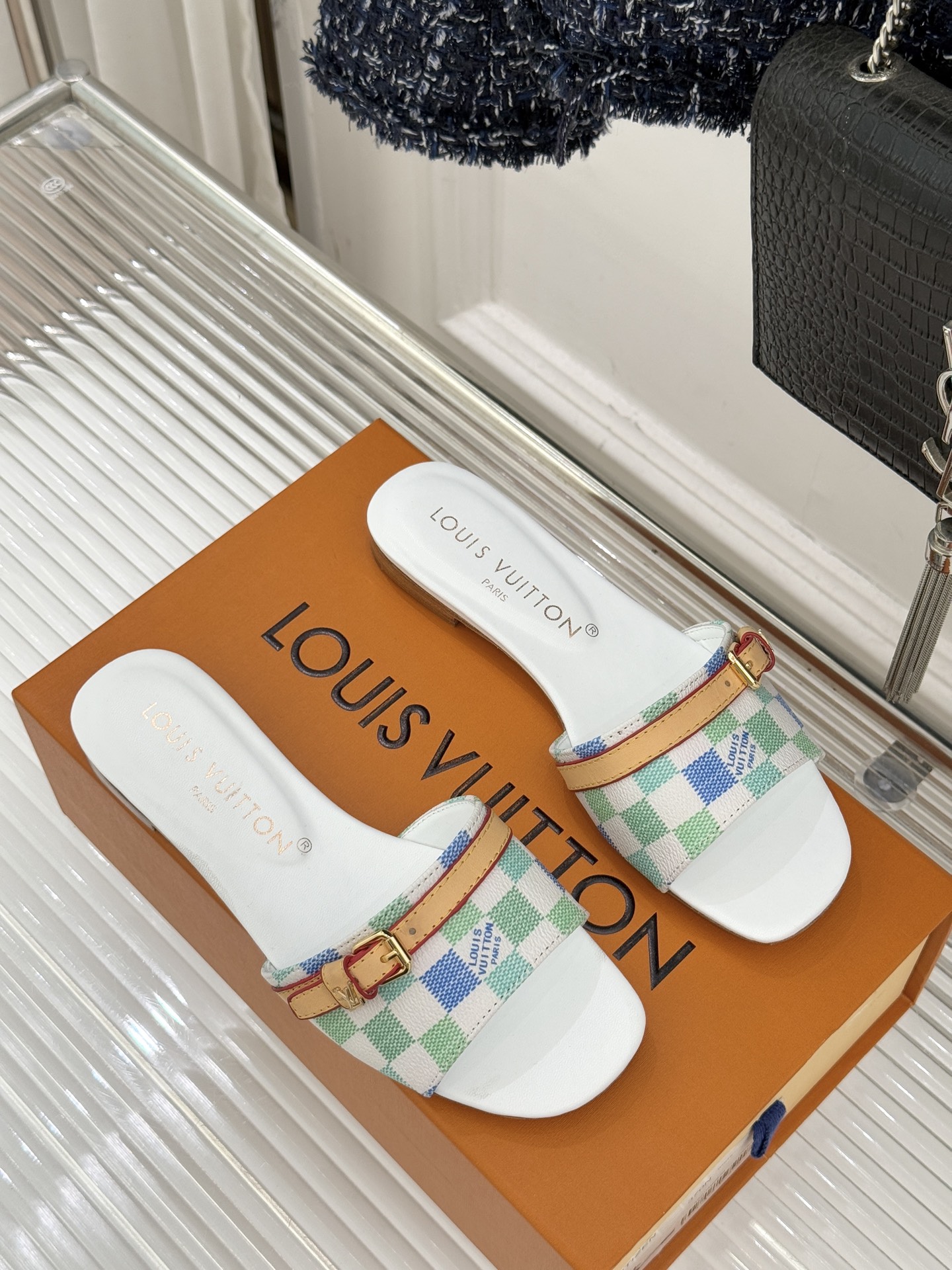 L*V驴家经典老花棋盘平底拖鞋经典棋盘格元素宛如一颗璀璨星辰以标志性老花皮革打造皮带式鞋身经典纹路镌刻百