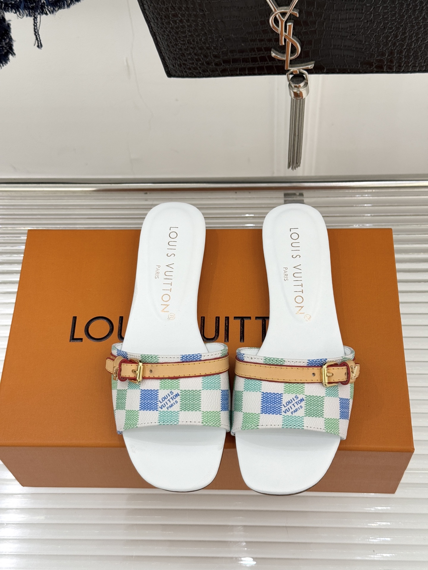 L*V驴家经典老花棋盘平底拖鞋经典棋盘格元素宛如一颗璀璨星辰以标志性老花皮革打造皮带式鞋身经典纹路镌刻百